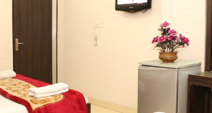 MAHARAJA CONTINENTAL TWO   MINUTES DISTANCE FROM NEW DELHI RAILWAY STATION Room Type - Standard Room with Fan