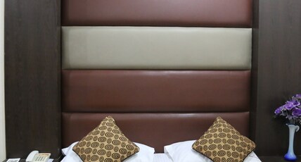 MAHARAJA CONTINENTAL TWO   MINUTES DISTANCE FROM NEW DELHI RAILWAY STATION Room Type - Deluxe Double Room with Free AC and Wi-Fi
