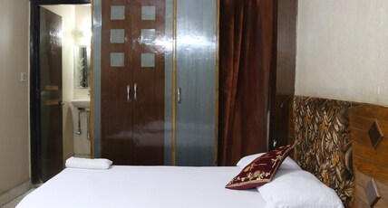 MAHARAJA CONTINENTAL TWO   MINUTES DISTANCE FROM NEW DELHI RAILWAY STATION Room Type - Four Bed Family Room with Free AC and Wi-Fi