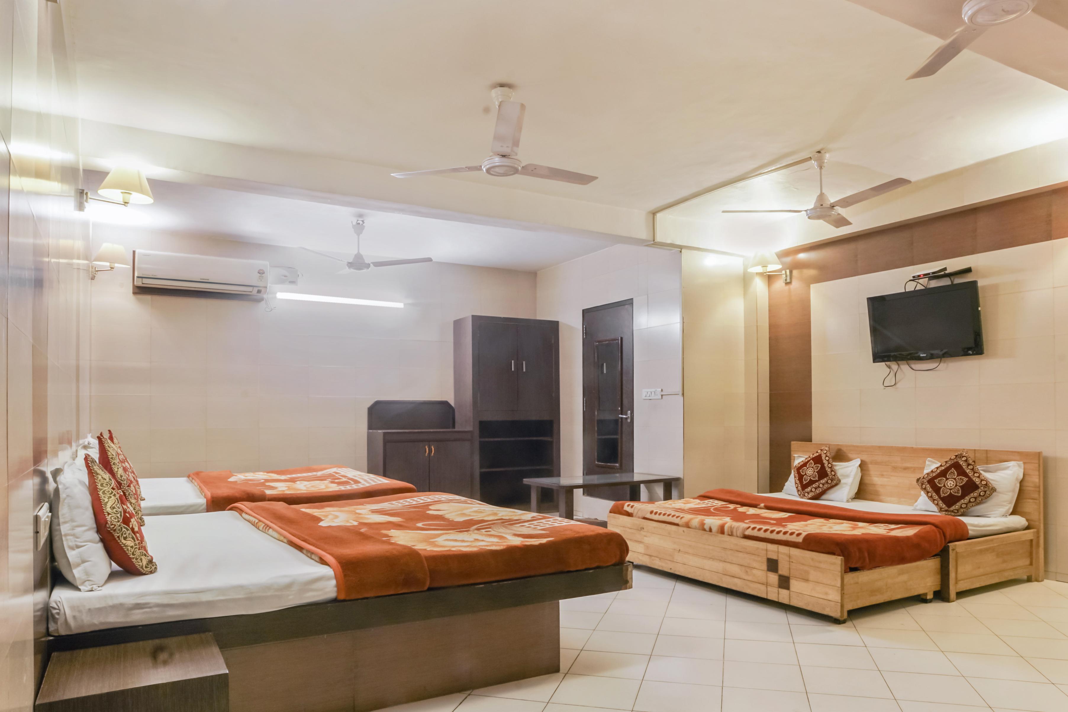 Hotel Golden Deluxe Room Type - Family Room Six Bedded