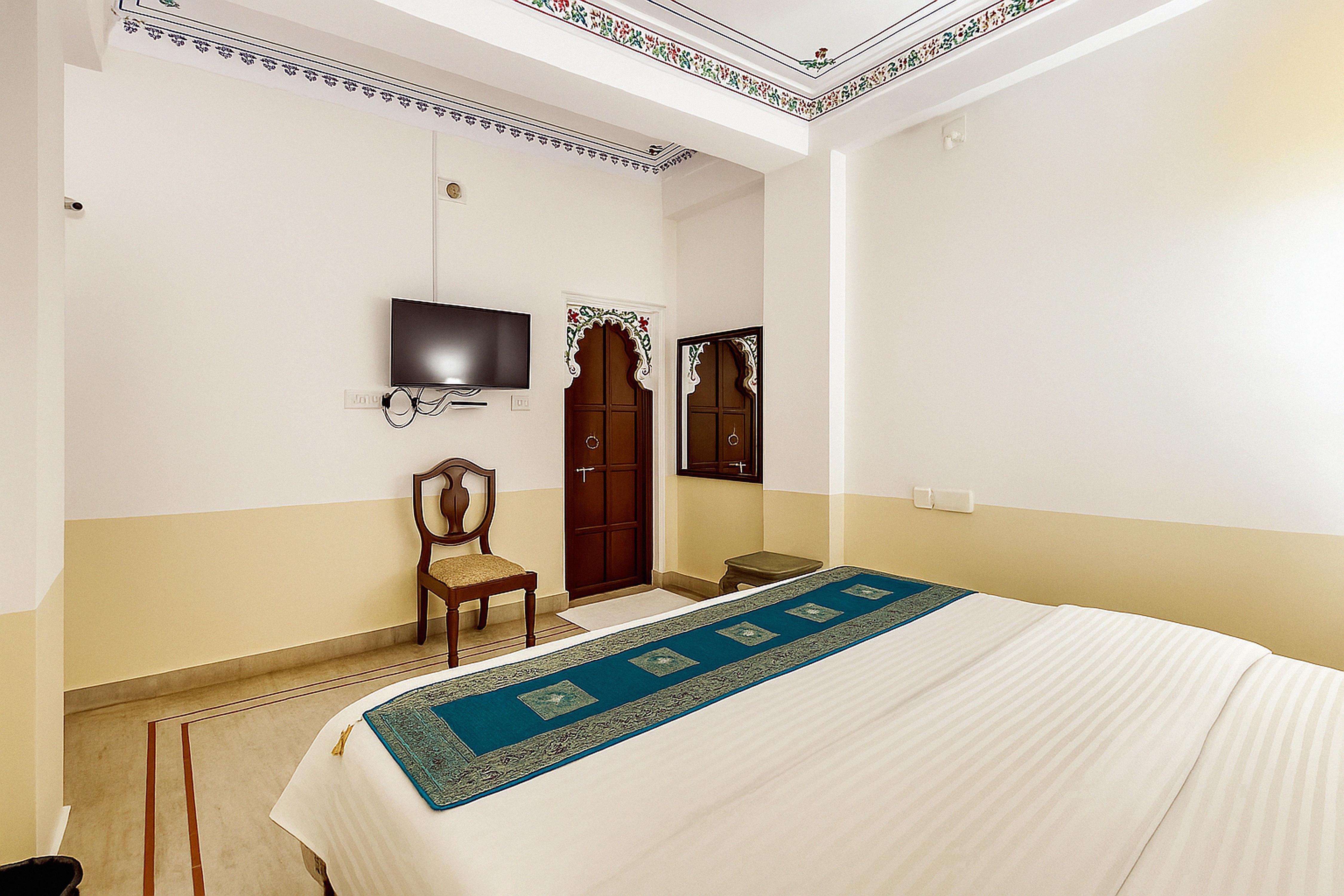THAMLA HAVELI - Heritage Lake View Hotel - Tap to explore photos