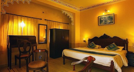 THAMLA HAVELI - Heritage Lake View Hotel Room Type - Deluxe Double Room with Lake View