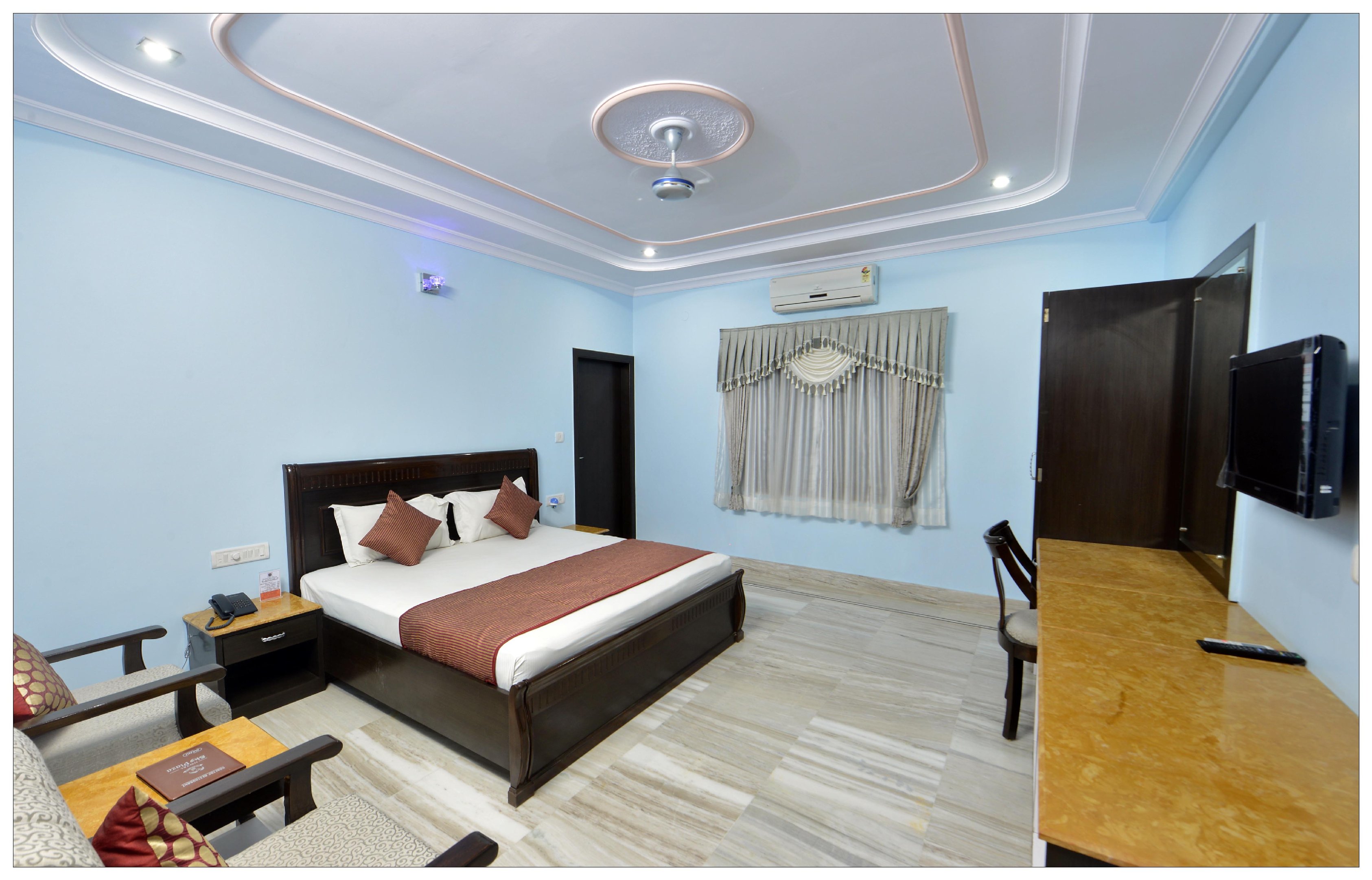 Hotel Sky Plaza Room Type - Royal Room with Work Desk
