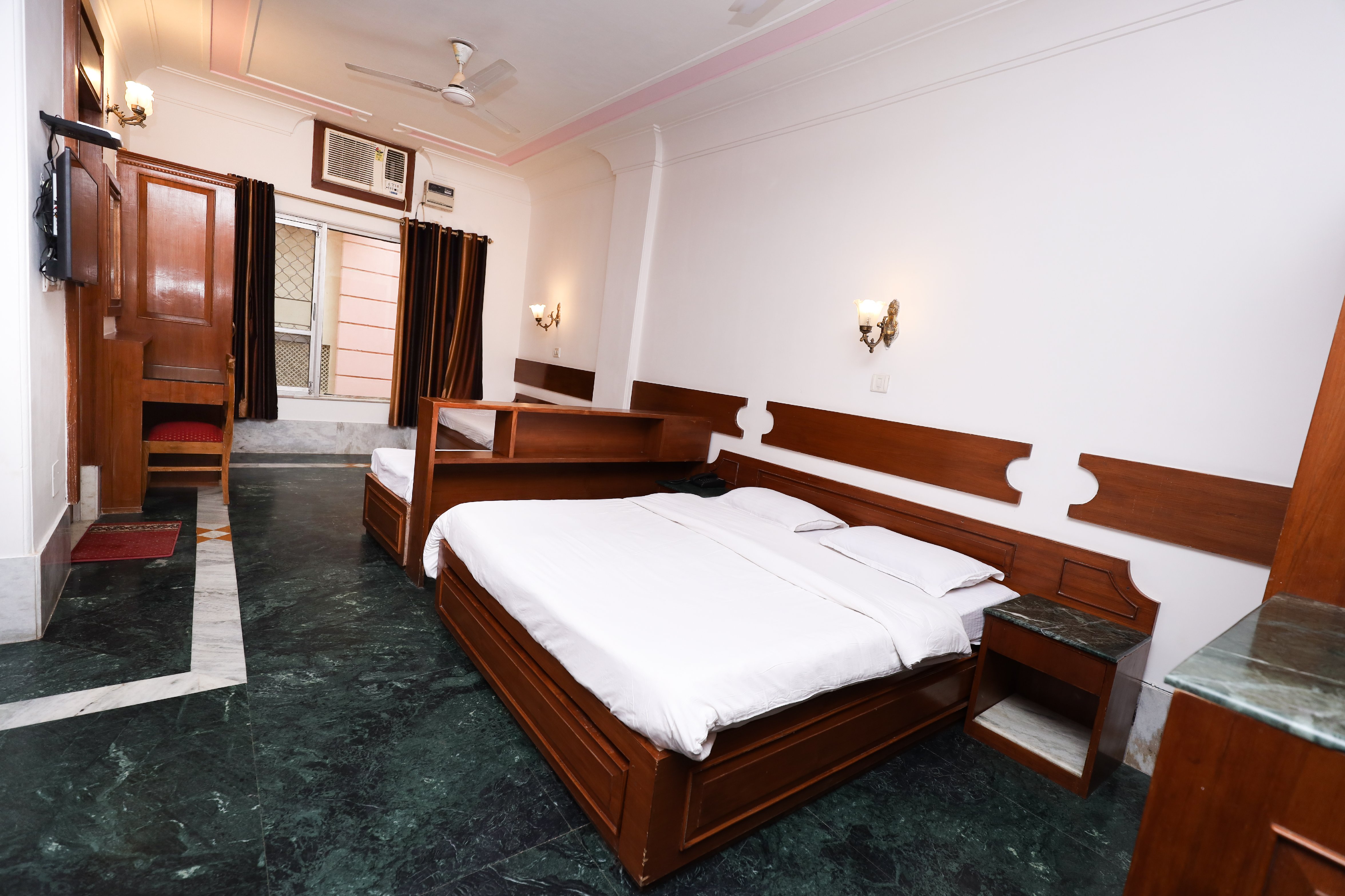 Hotel Ananda Krishna Van - Near ISKCON & Keli Kunj Ashram Room Type - Family Room