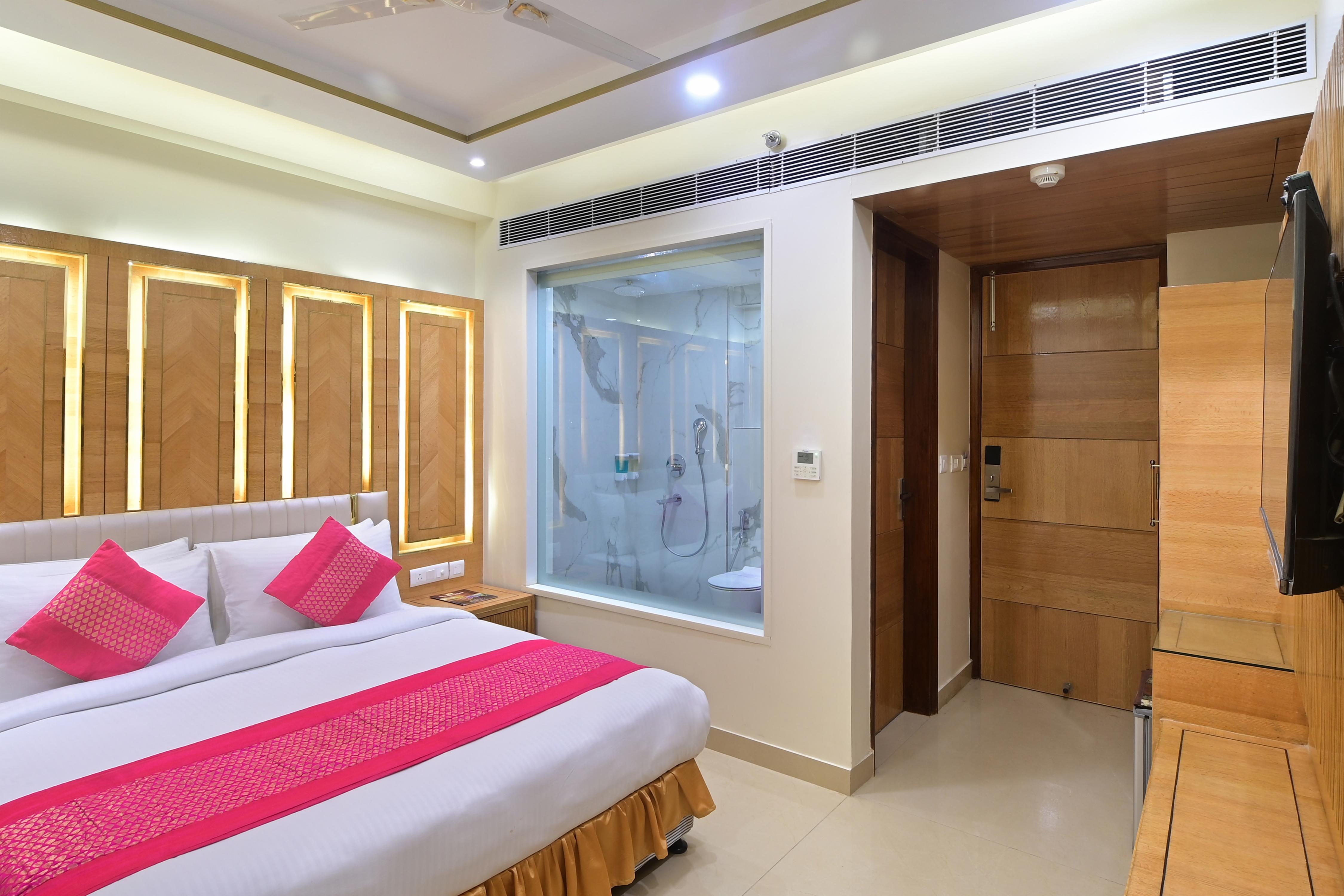 Hotel Gold Palace@3mins Walk From NDLS Rail Stn - Tap to explore photos
