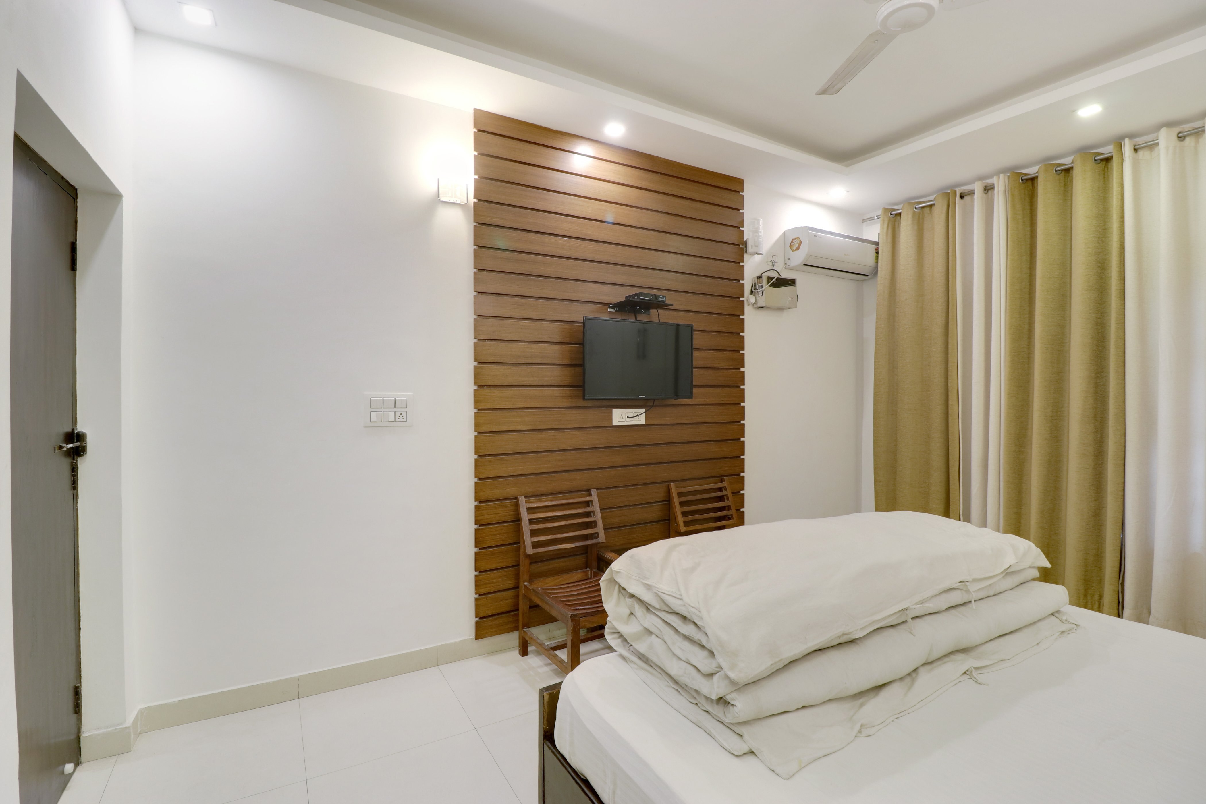 Hotel Anand Niwas - Tap to explore photos