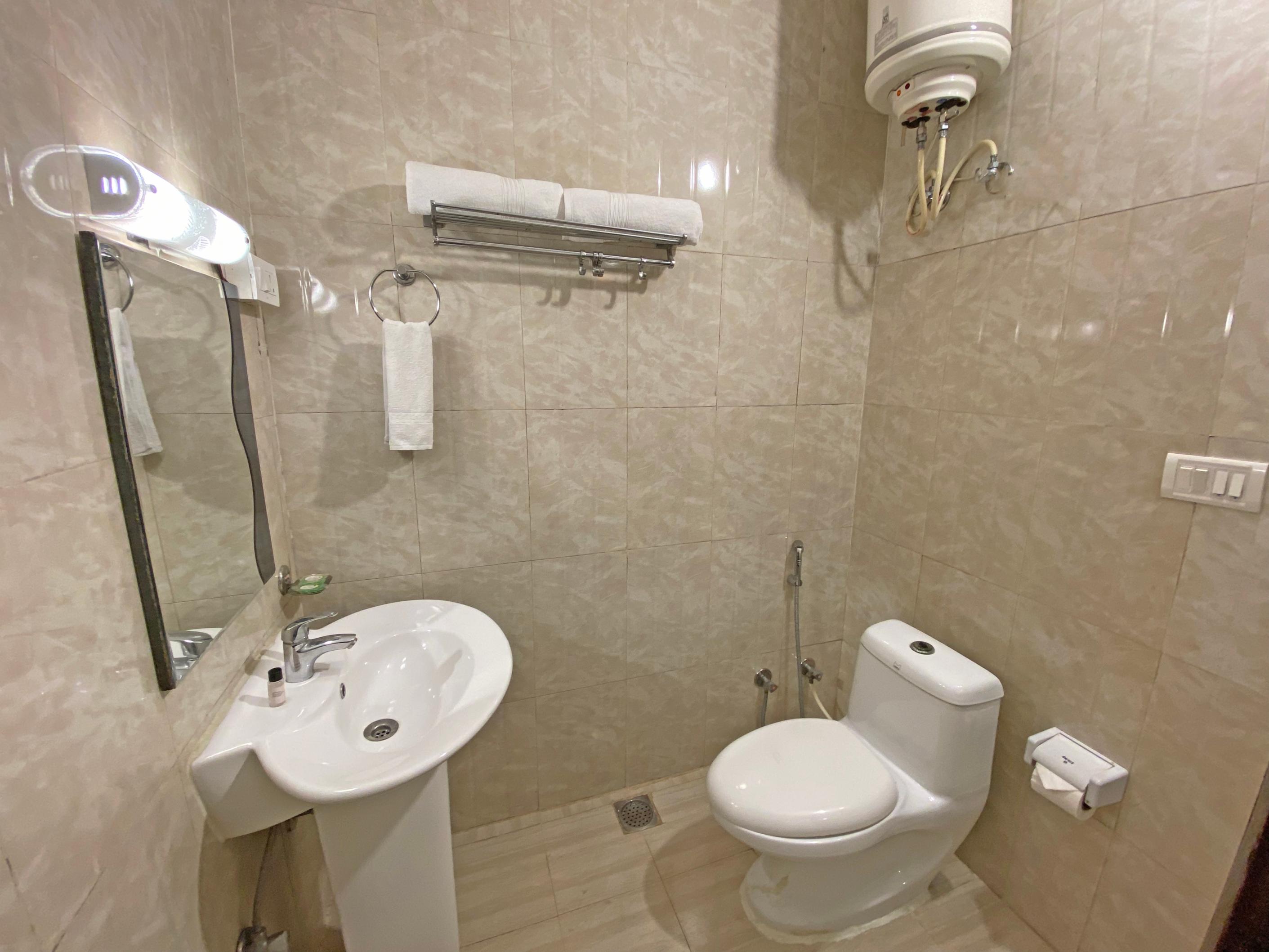 Hotel Nirvana Palace Near Parmarth Niketan - Tap to explore photos