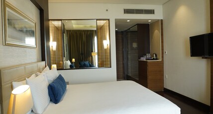 DoubleTree by Hilton Gurugram Baani Square Room Type - King Premium Room