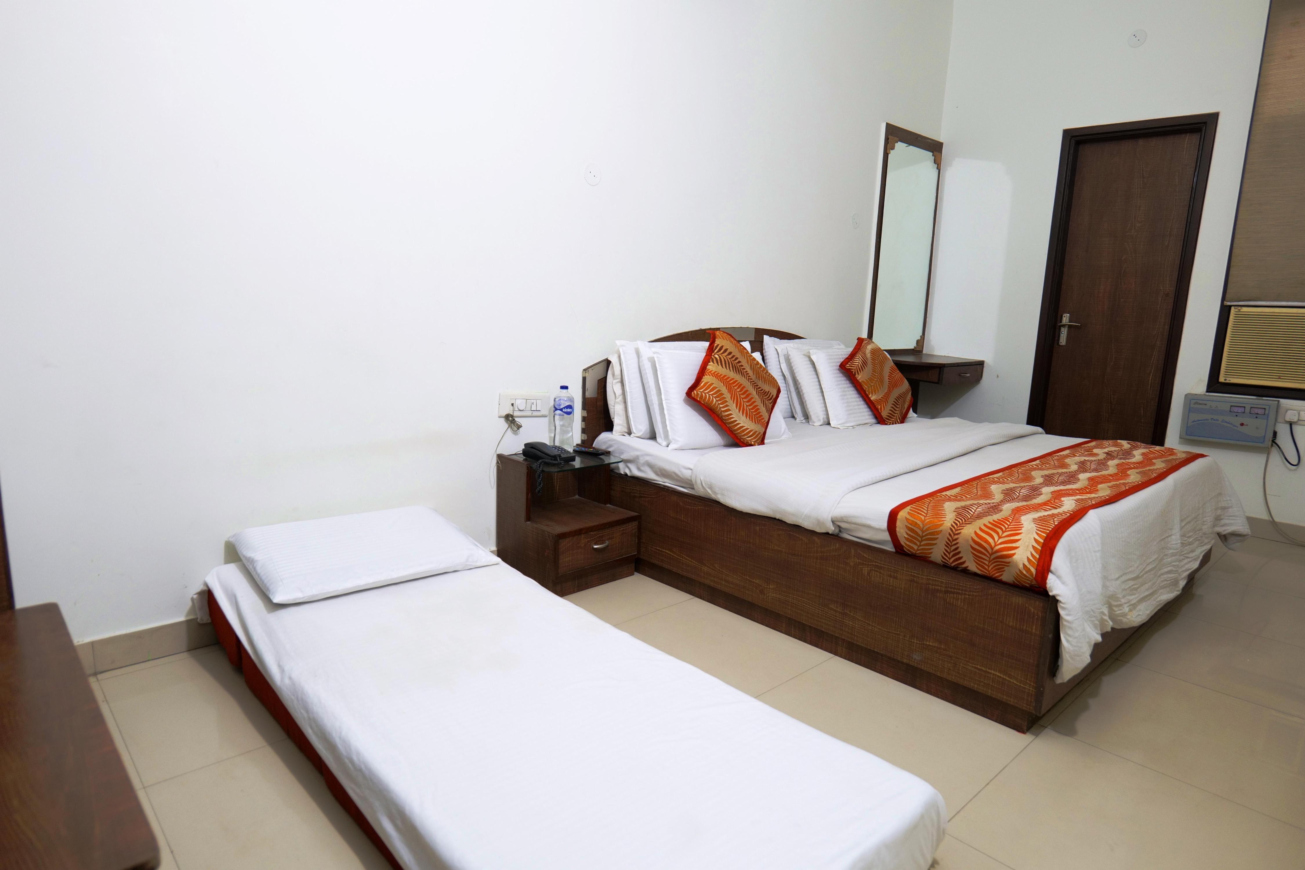Hotel Holiday Comfort - 800 mts from Jallianwala Bagh - Tap to explore photos