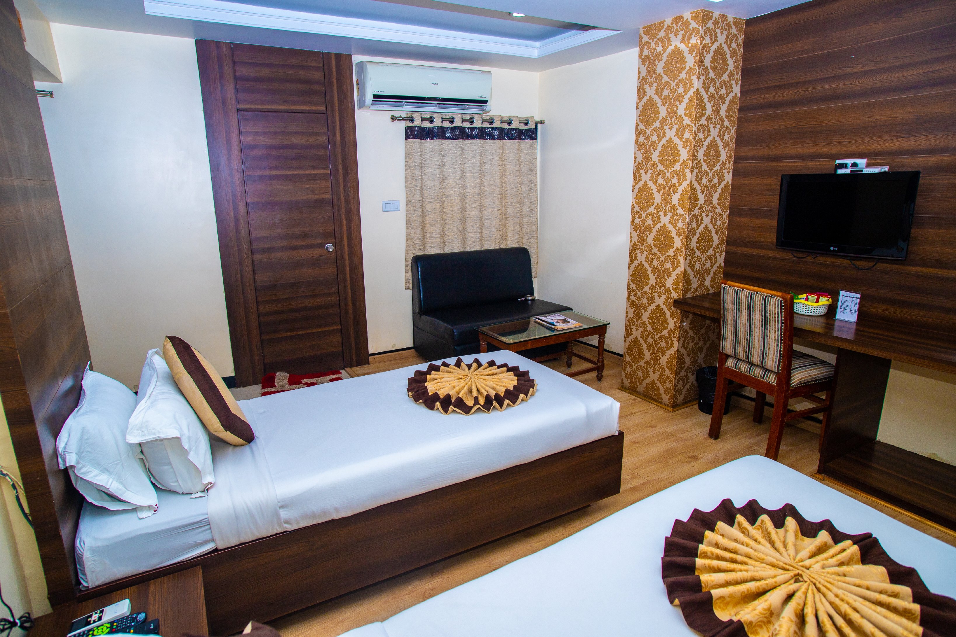 Hotel Simran (Raipur Junction) Room Type - Superior Double (King Bed) Hotel Simran (Raipur Junction) Room Type - Superior Double (King Bed)