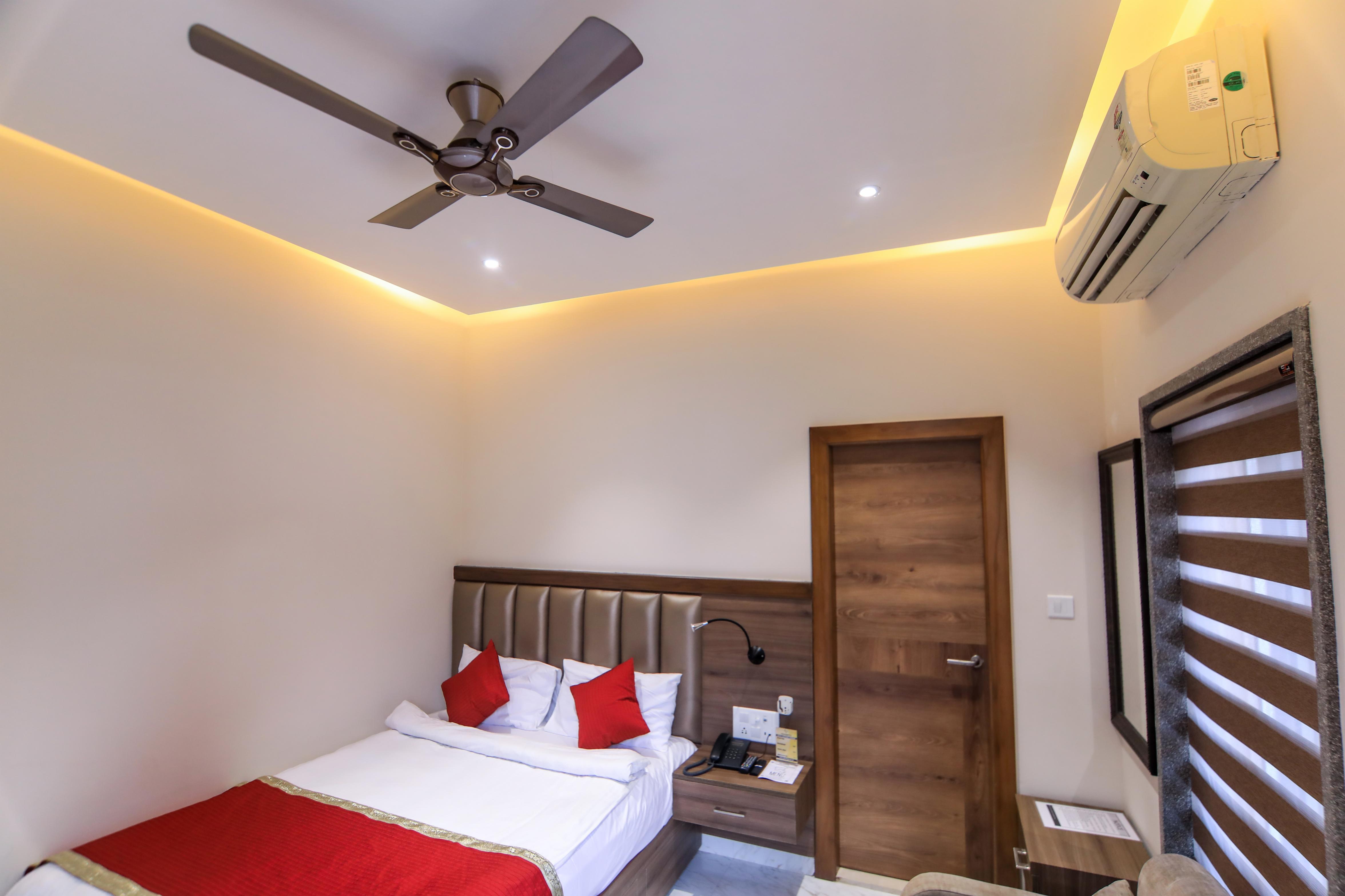 Vashishth Guest House (Behind Parmarth Niketan) - Tap to explore photos
