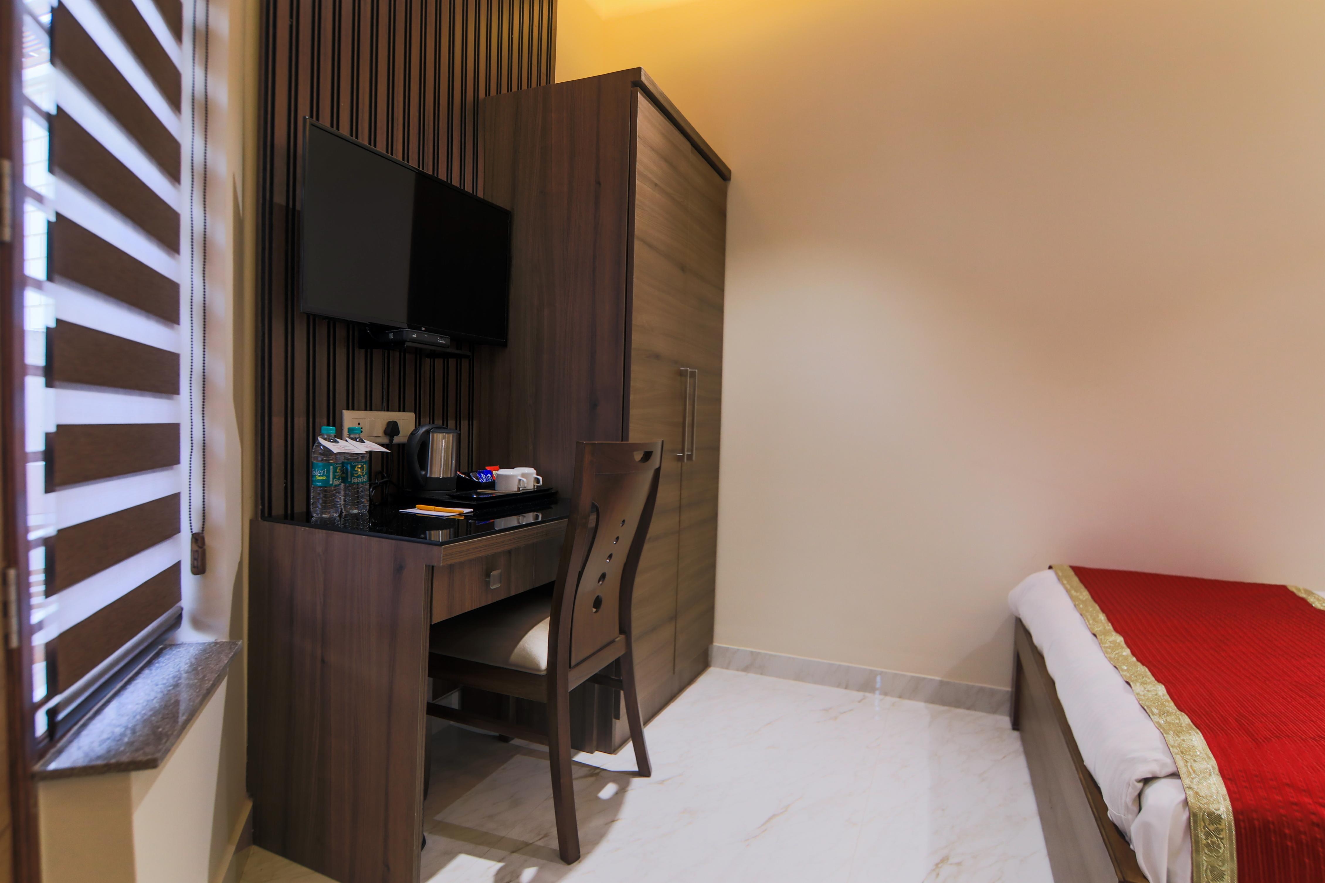 Vashishth Guest House (Behind Parmarth Niketan) - Tap to explore photos
