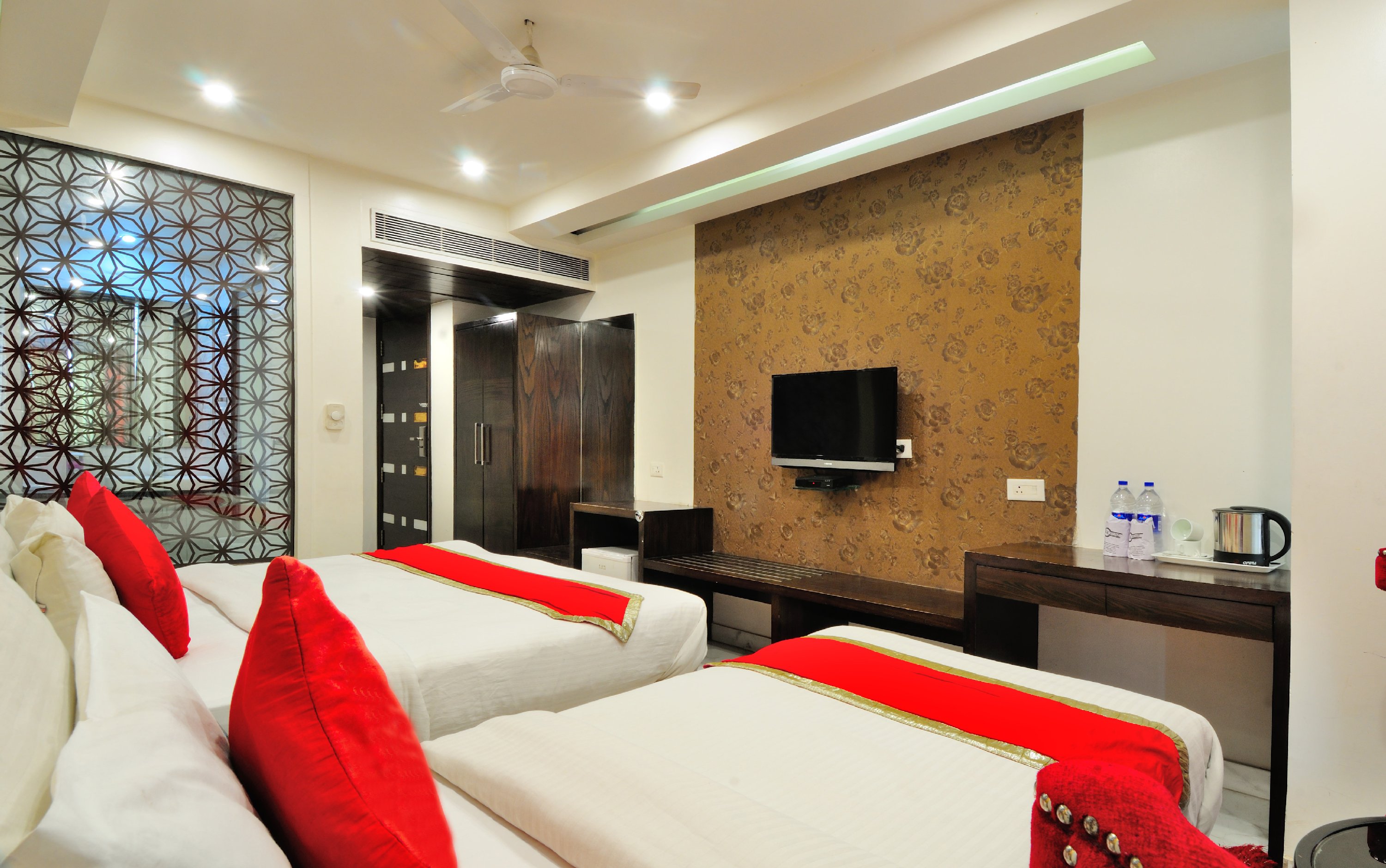 Hotel Le Benz near NDLS Station & City Centre - Tap to explore photos