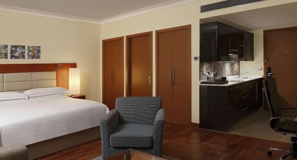 Hilton Bangalore Embassy GolfLinks Room Type - King Deluxe Pool or Golf View Kitchenette with Bathtub Hilton Bangalore Embassy GolfLinks Room Type - King Deluxe Pool or Golf View Kitchenette with Bathtub