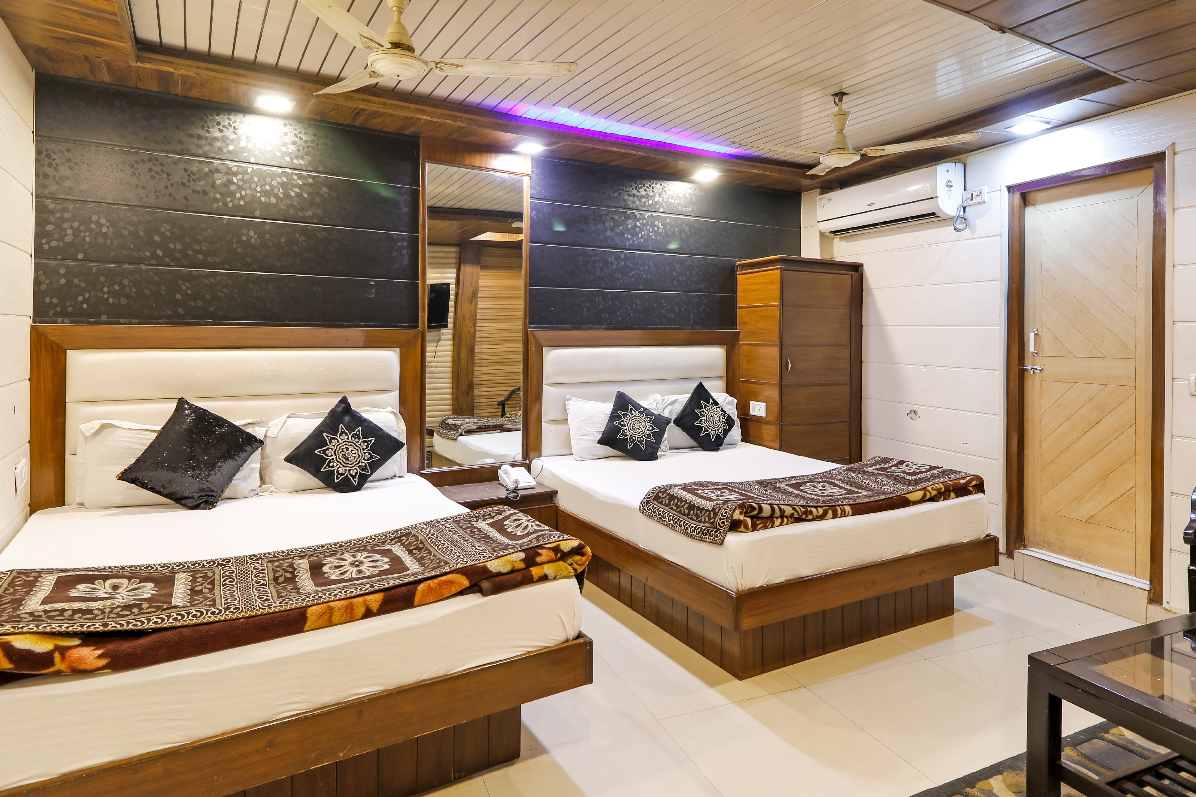 HOTEL ROMA DELUXE TWO MINUTES DISTANCE FROM NEW DELHI RAILWAY STATION - Tap to explore photos