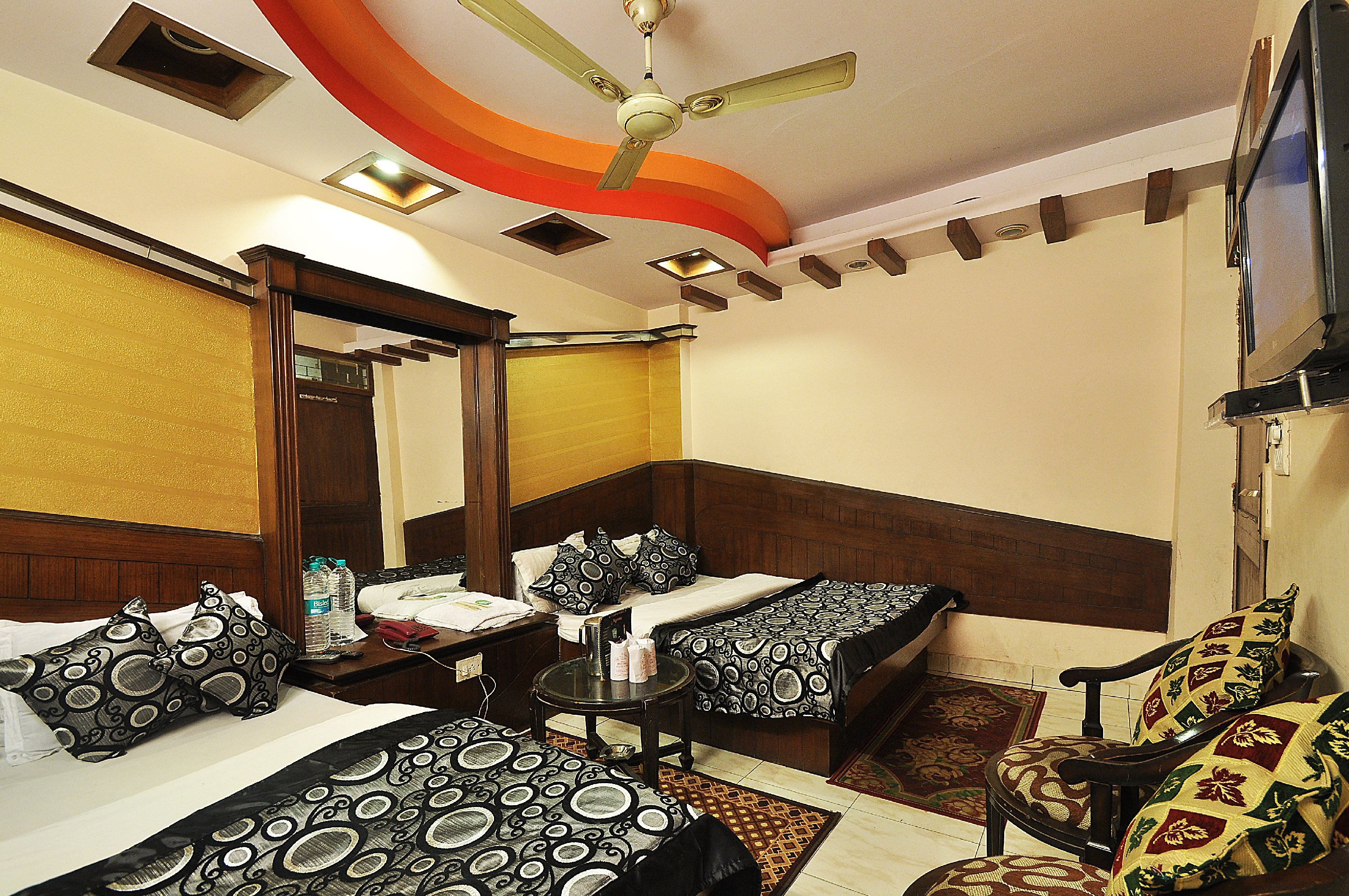 HOTEL ROMA DELUXE TWO MINUTES DISTANCE FROM NEW DELHI RAILWAY STATION - Tap to explore photos
