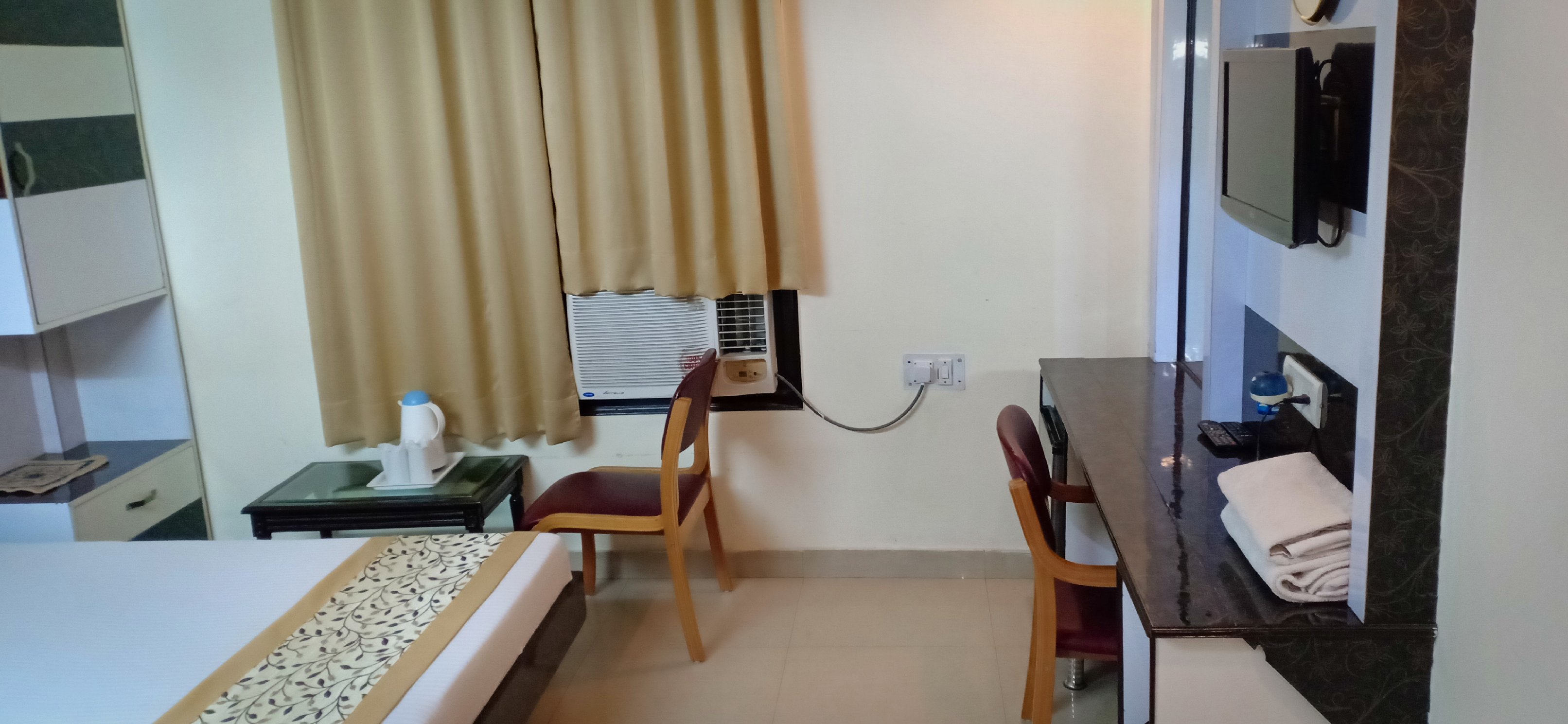 Hotel Su Shree Continental Near NDLS Station (Free Car Parking) - Tap to explore photos