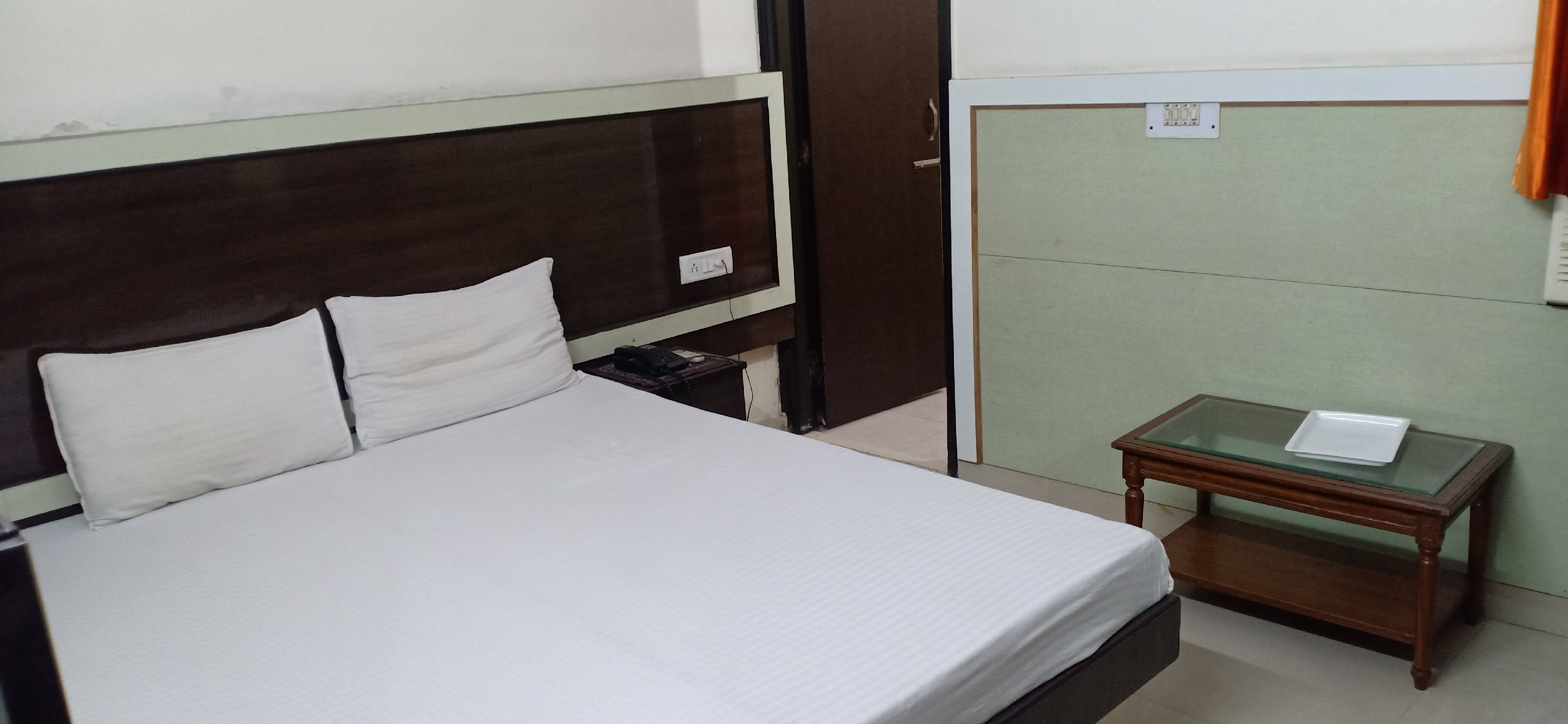 Hotel Su Shree Continental - Tap to explore photos
