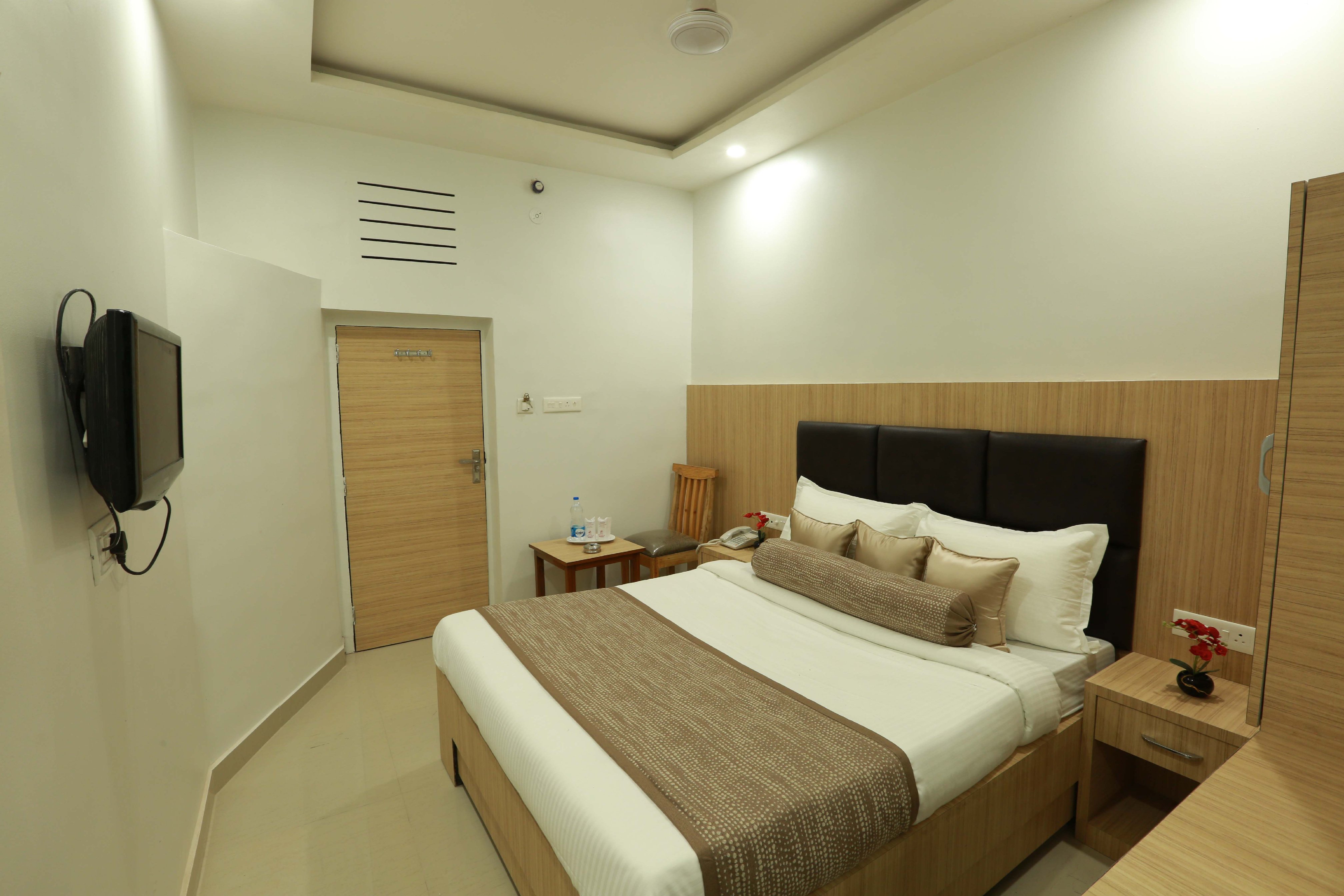 Hotel Royal Palace Room Type - Deluxe Room AC