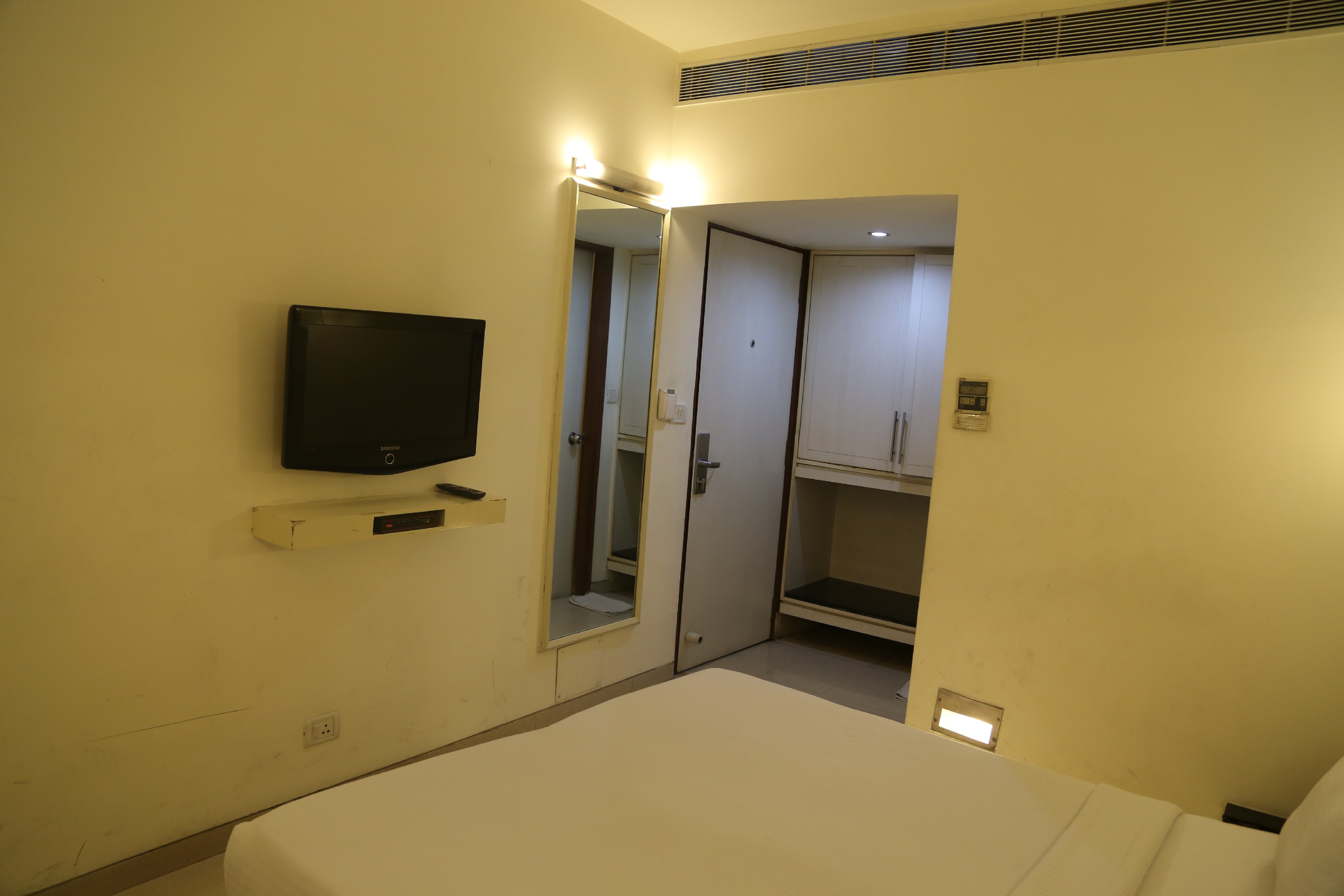 Hotel Southern Regency - Karol Bagh - Tap to explore photos
