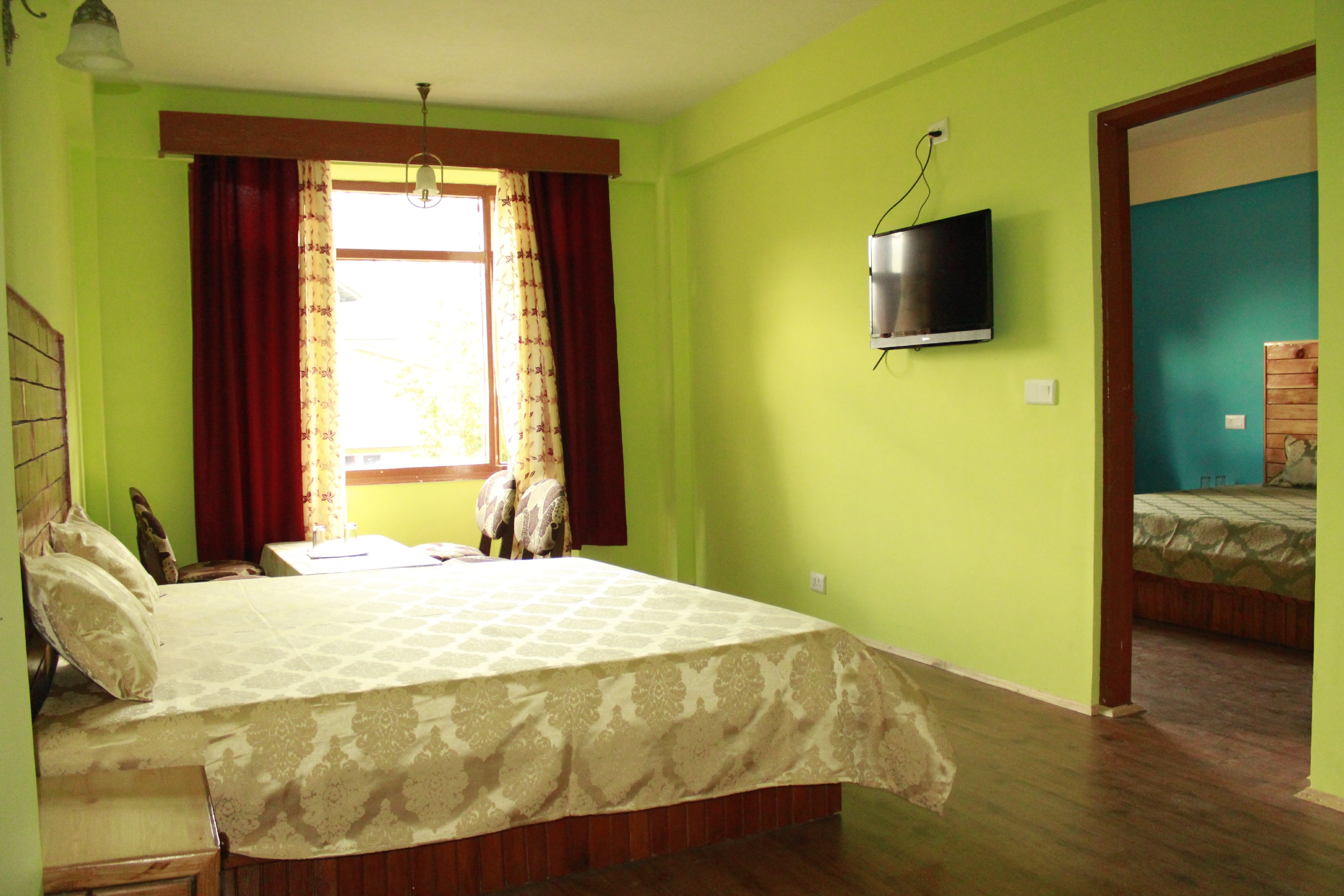 Zarim Hotel Manali (Near Mall Road) - Tap to explore photos