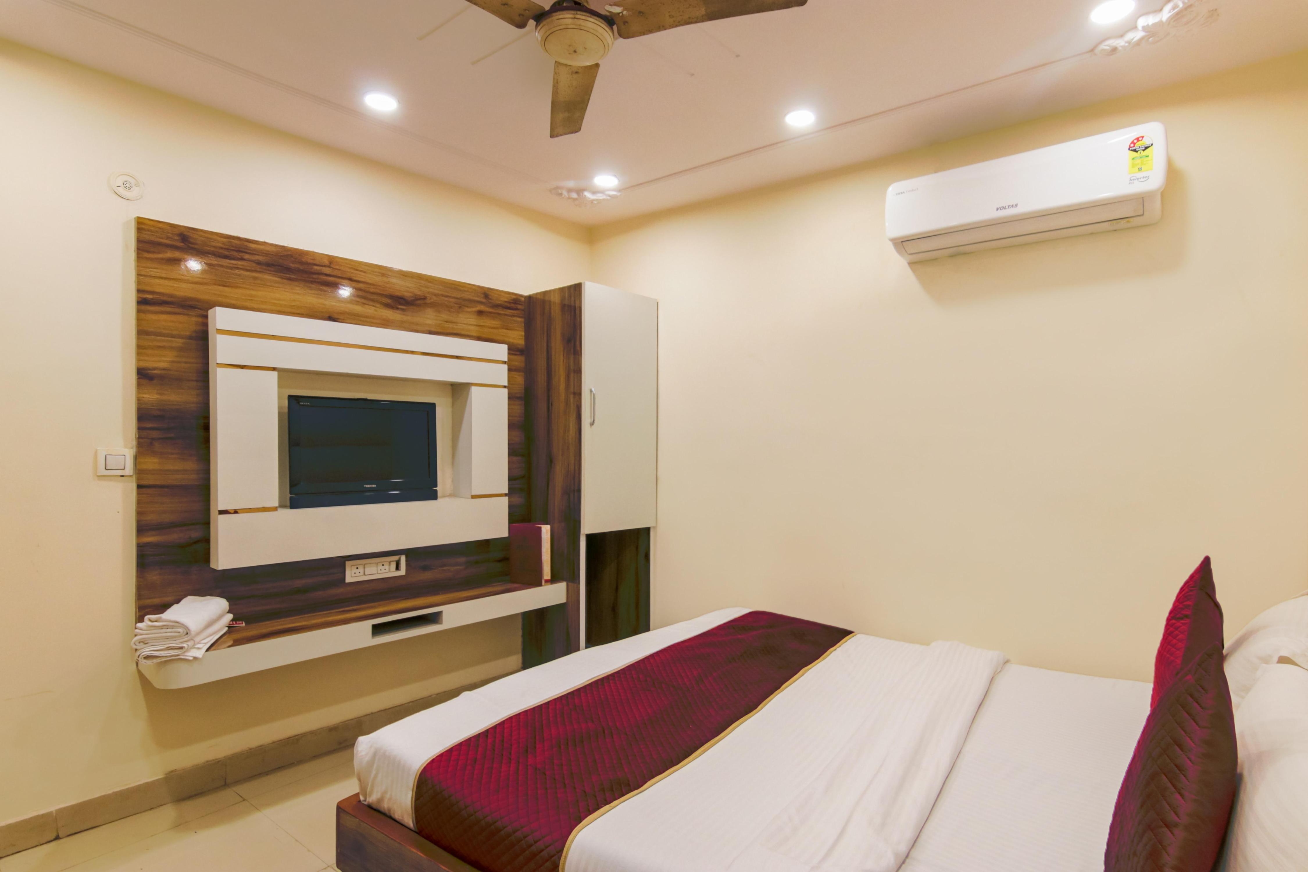 Hotel Star Palace 1 Mins from New Delhi Railway Station & Connaught Place - Tap to explore photos