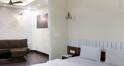 Hotel Himalaya@Harkipauri Road Room Type - Luxury AC Room With Sofa