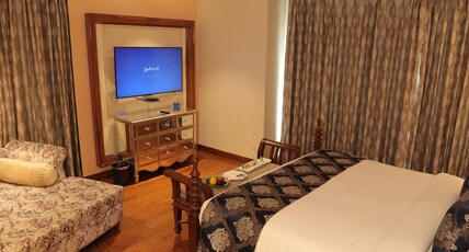 Radisson Blu Udaipur Palace Resort and Spa Room Type - Premium Suite with Bathtub & Living Area