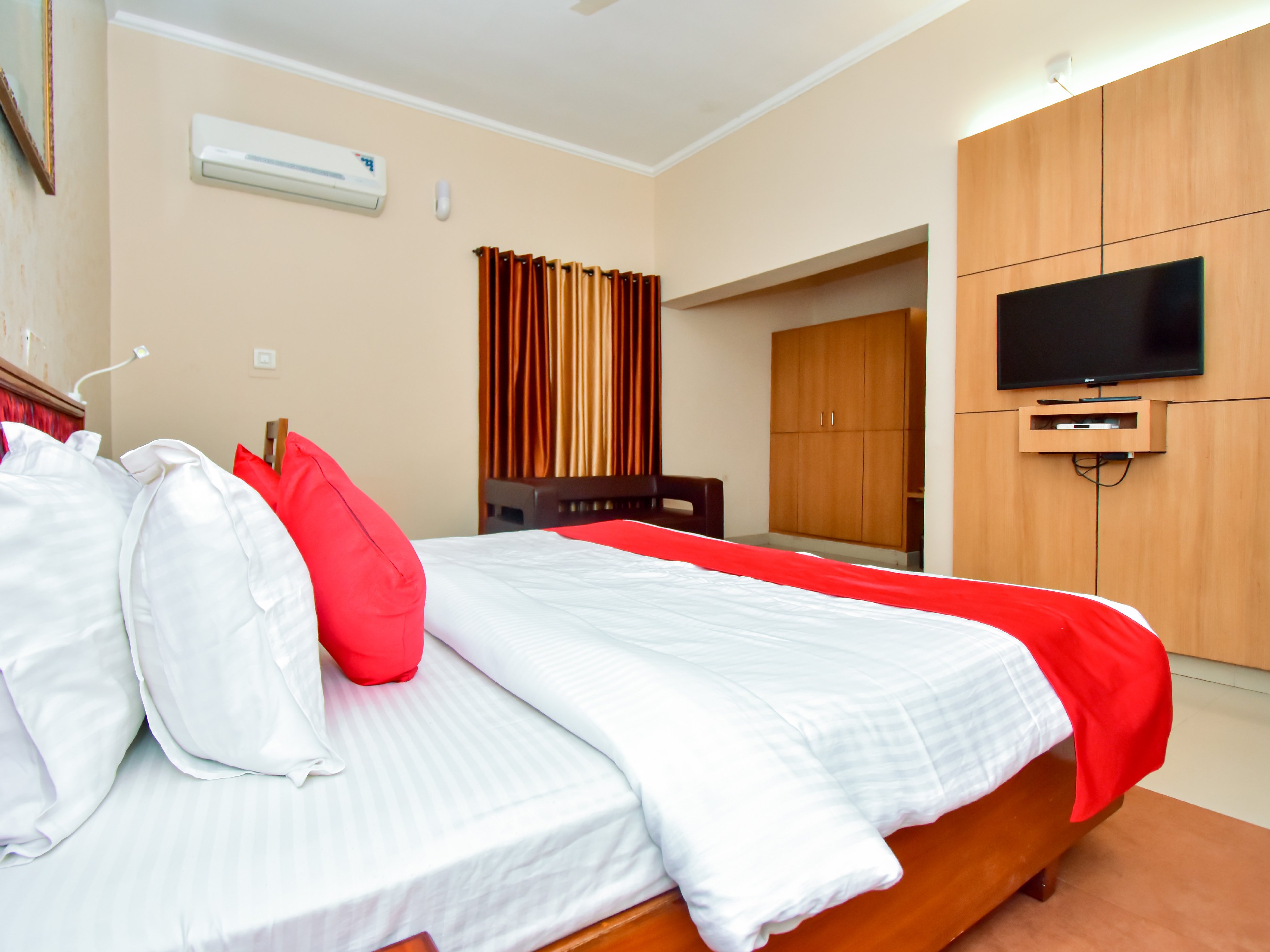 Issac's The Resort Room Type - Executive AC Room