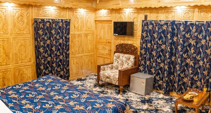 Wangnoo Heritage Houseboats Room Type - Master Suite Lake View