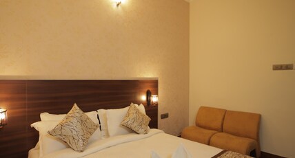ADHAVA PARK INN Room Type - Deluxe Room