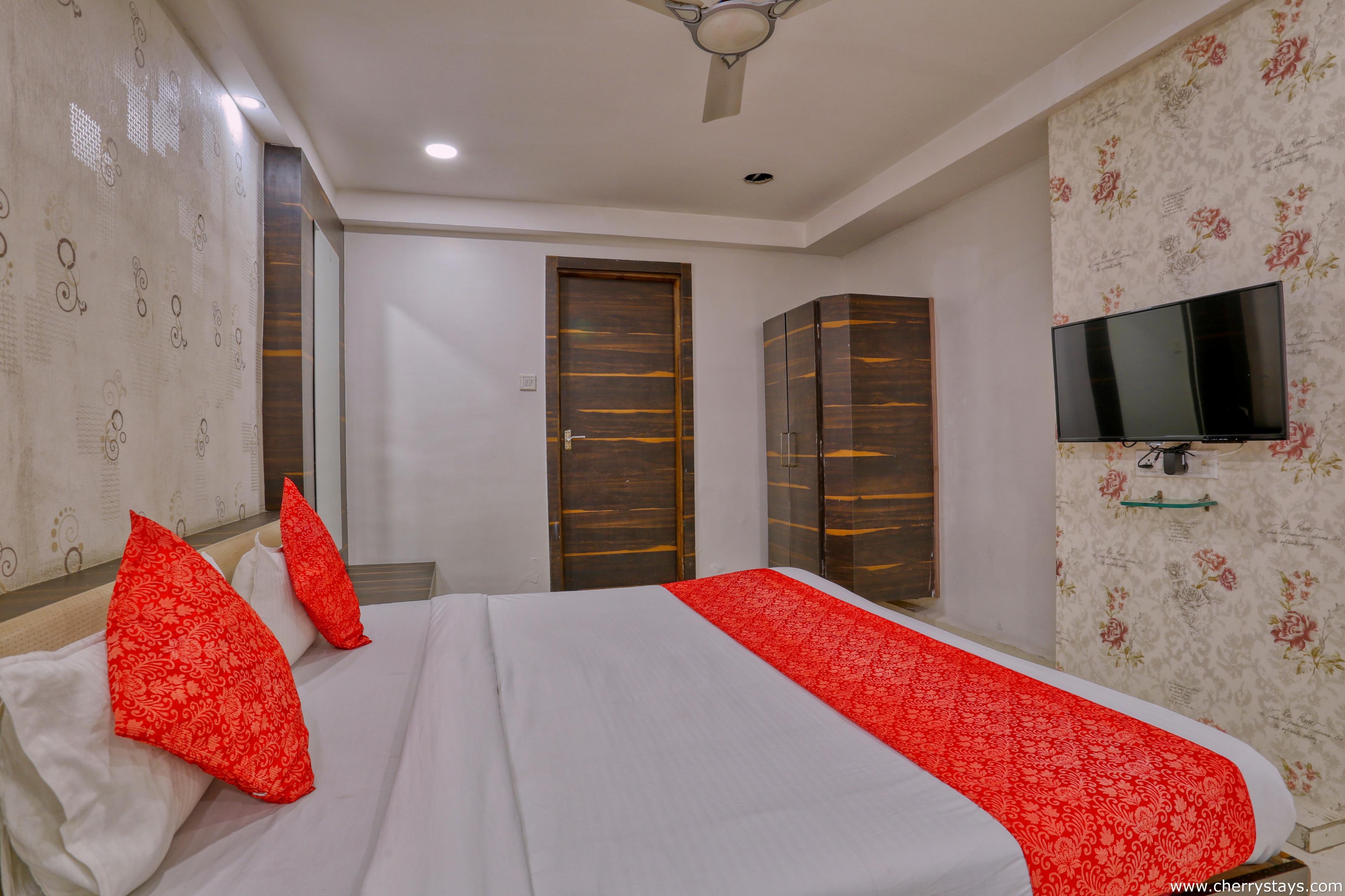 Hotel Galaxy - Tap to explore photos