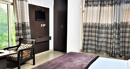 Hotel Sunshine Park @ 1 Km to Anand Vihar, Kaushambi Room Type - Super Deluxe