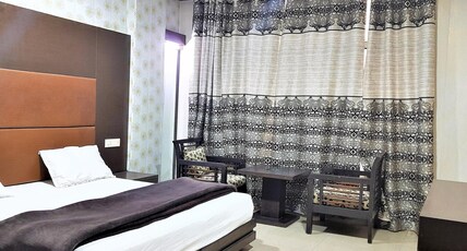 Hotel Sunshine Park @ 1 Km to Anand Vihar, Kaushambi Room Type - Deluxe Room