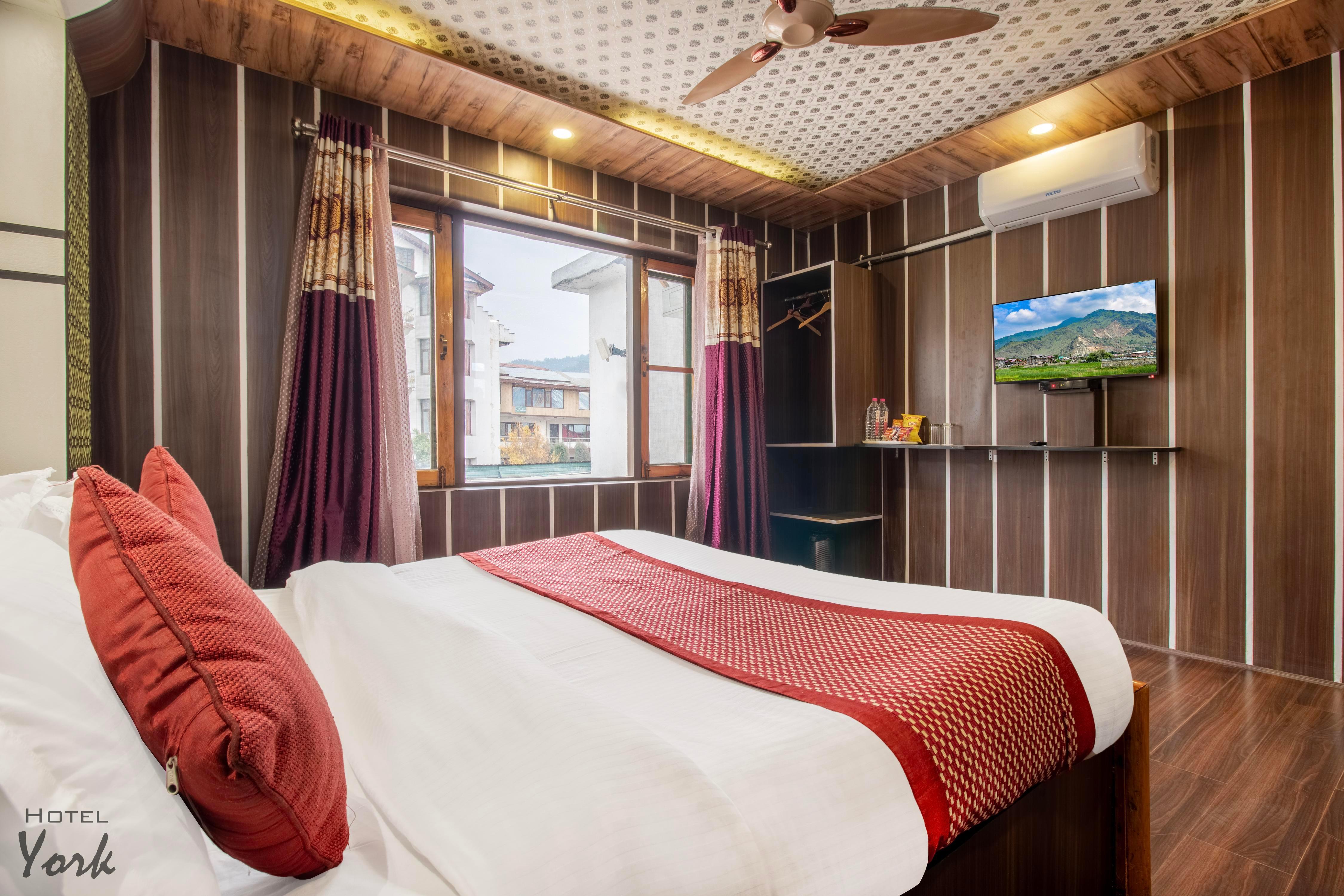 Hotel York (5 Mins Walk to Dal Lake) - Tap to explore photos