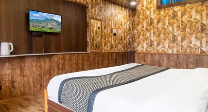 Hotel York (5 Mins Walk to Dal Lake) Room Type - Deluxe Room Hotel York (5 Mins Walk to Dal Lake) Room Type - Deluxe Room