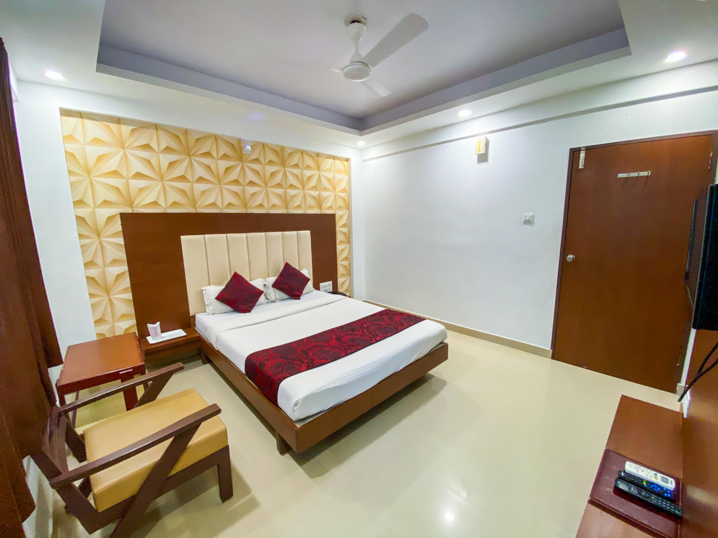 Hotel Gomti - Tap to explore photos