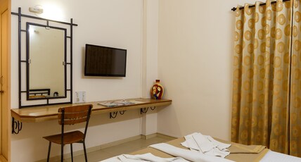 Hotel Rajpurush Room Type - Deluxe Room Non AC Hotel Rajpurush Room Type - Deluxe Room Non AC