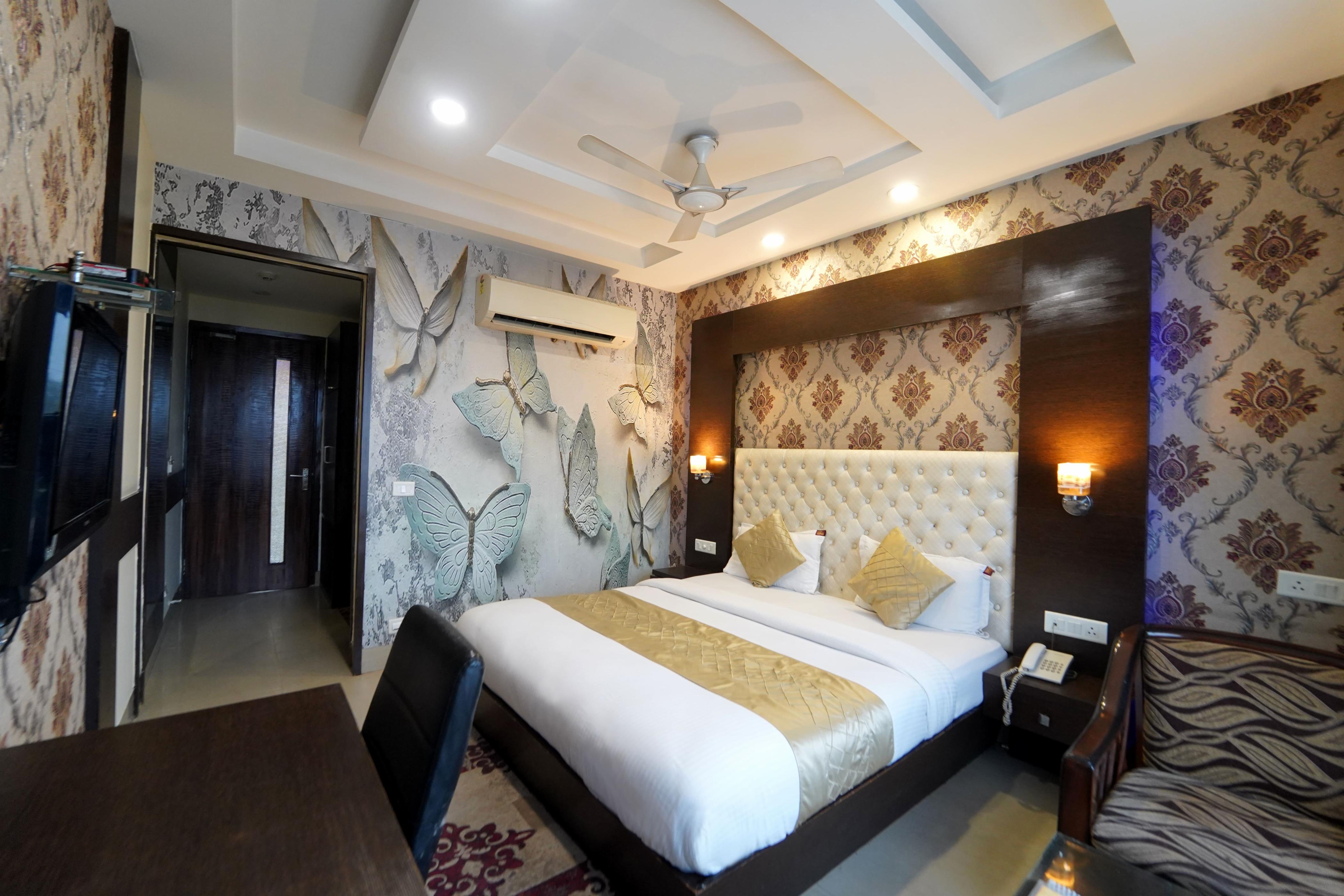 Hotel Akash Continental Room Type - Super Deluxe Room with window view