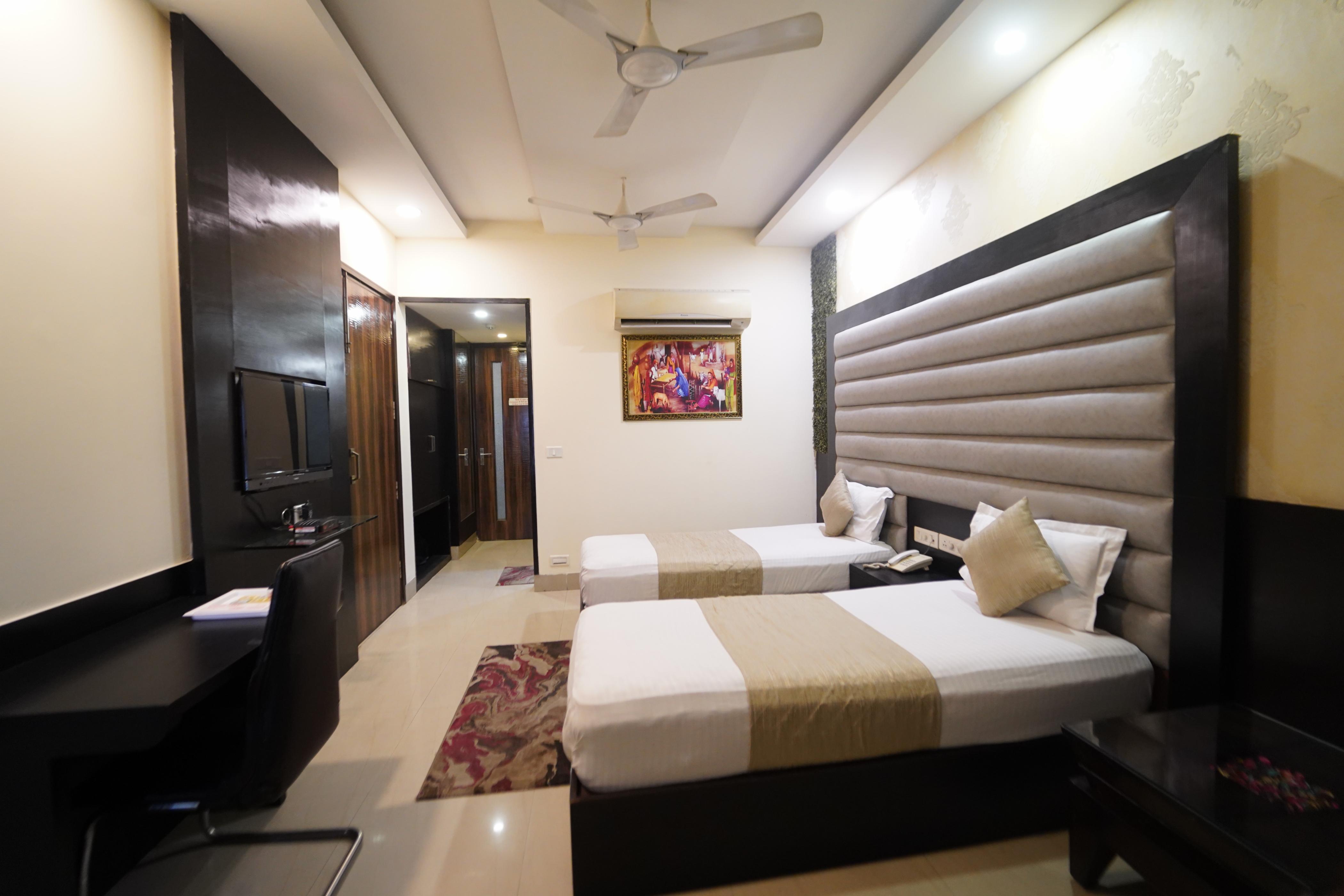 Hotel Akash Continental Room Type - Twin Bed (2 Single beds) Executive Room with work desk
