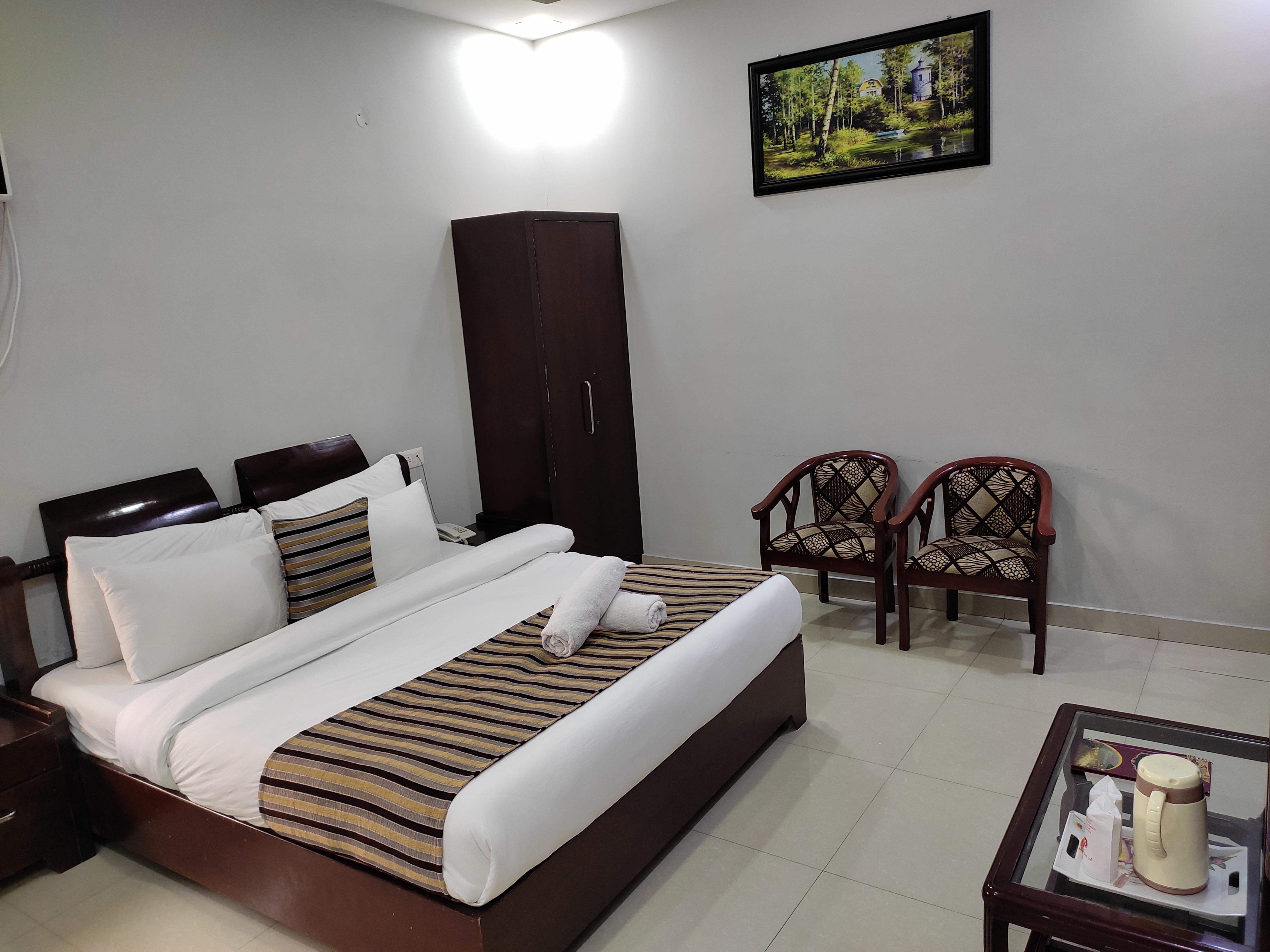 HOTEL KRISHNA JI Room Type - Deluxe Room