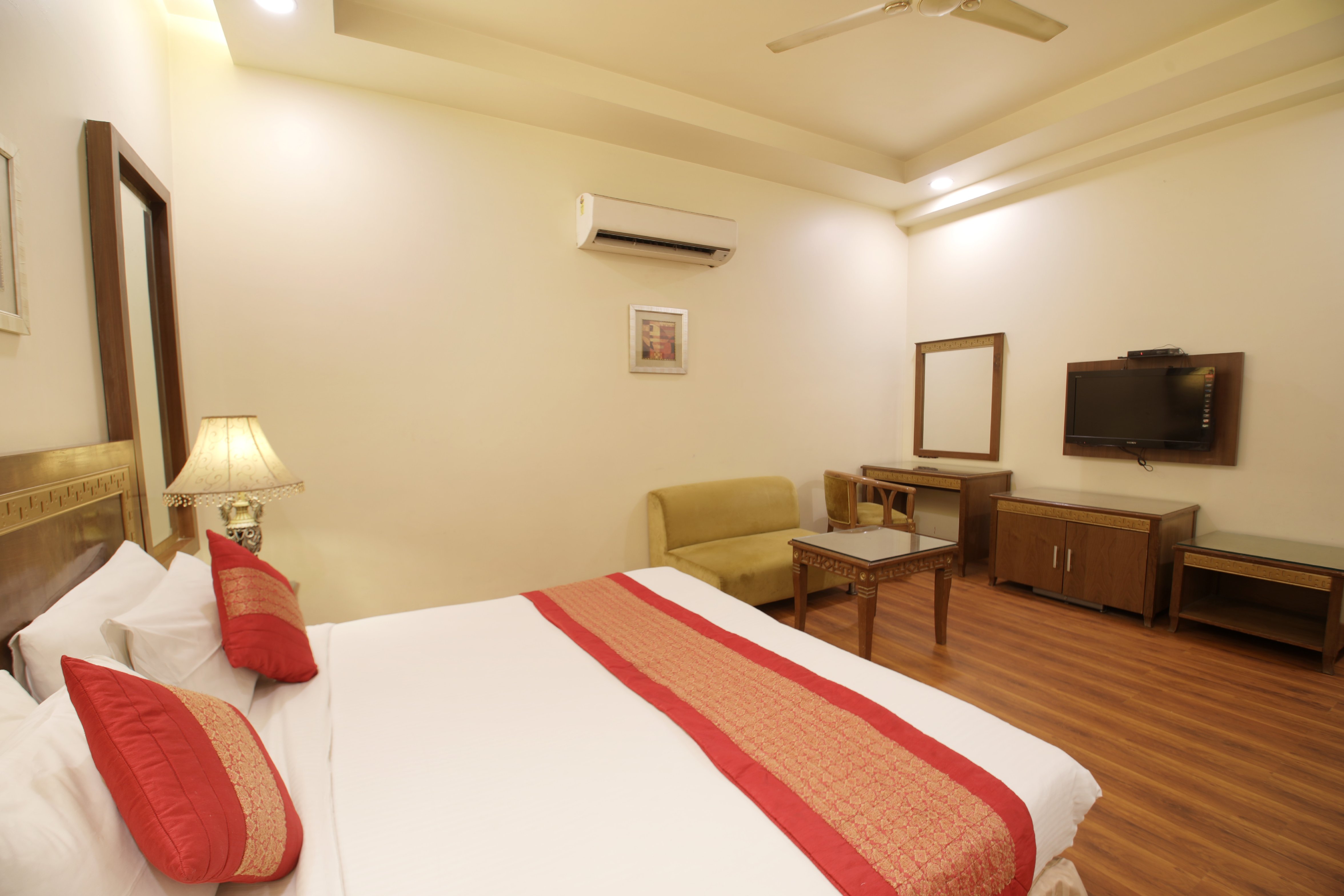 Hotel Picasso - Paschim Vihar - Tap to explore photos