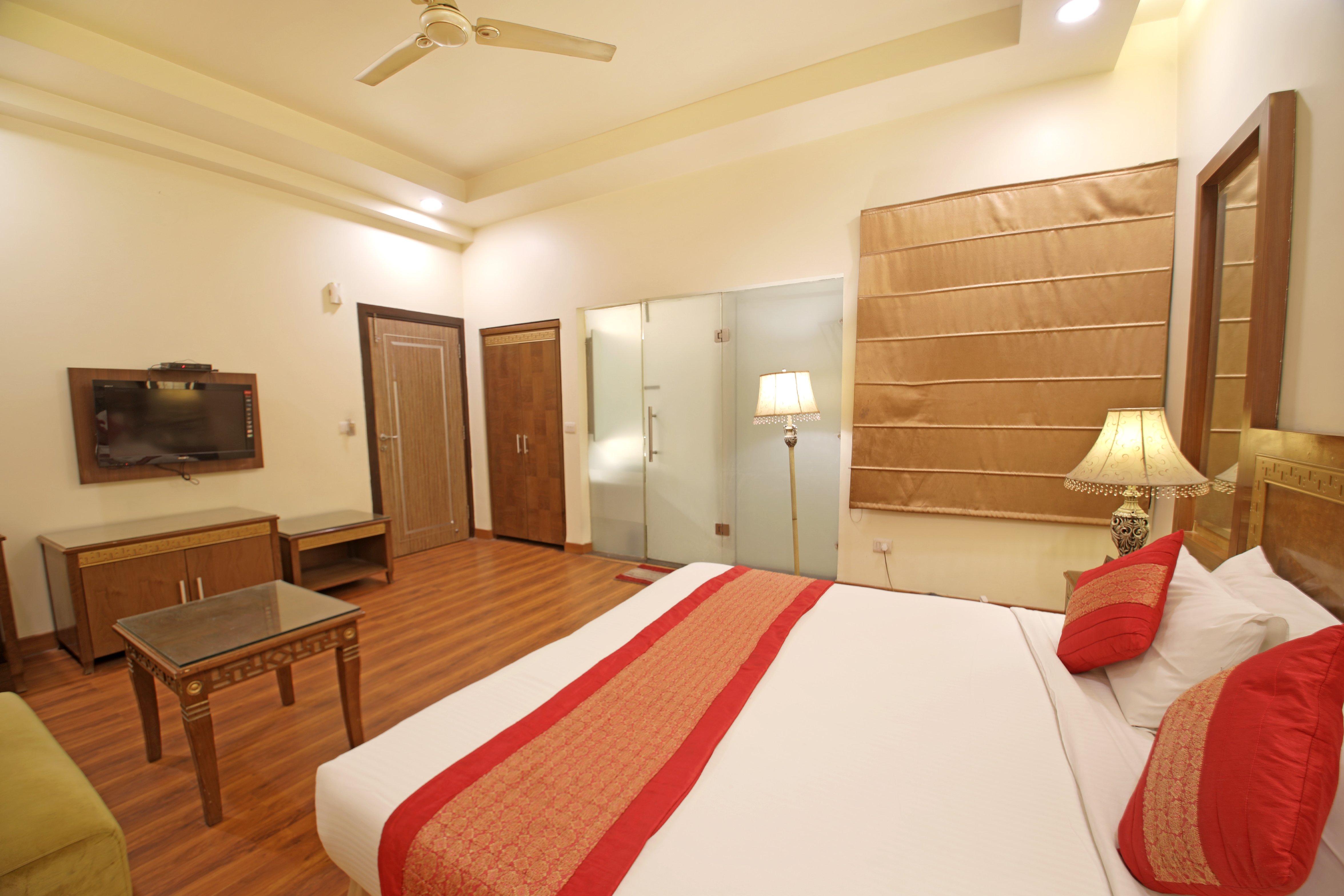 Hotel Picasso - Paschim Vihar - Tap to explore photos