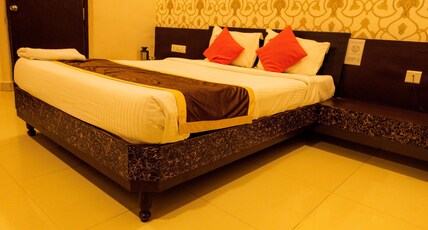 Hotel Dwaraka Inn Room Type - Deluxe Room - Queen Bed (Non AC) Hotel Dwaraka Inn Room Type - Deluxe Room - Queen Bed (Non AC)