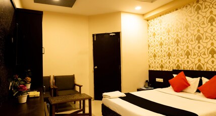 Hotel Dwaraka Inn Room Type - Deluxe Room - Queen Bed (AC) Hotel Dwaraka Inn Room Type - Deluxe Room - Queen Bed (AC)