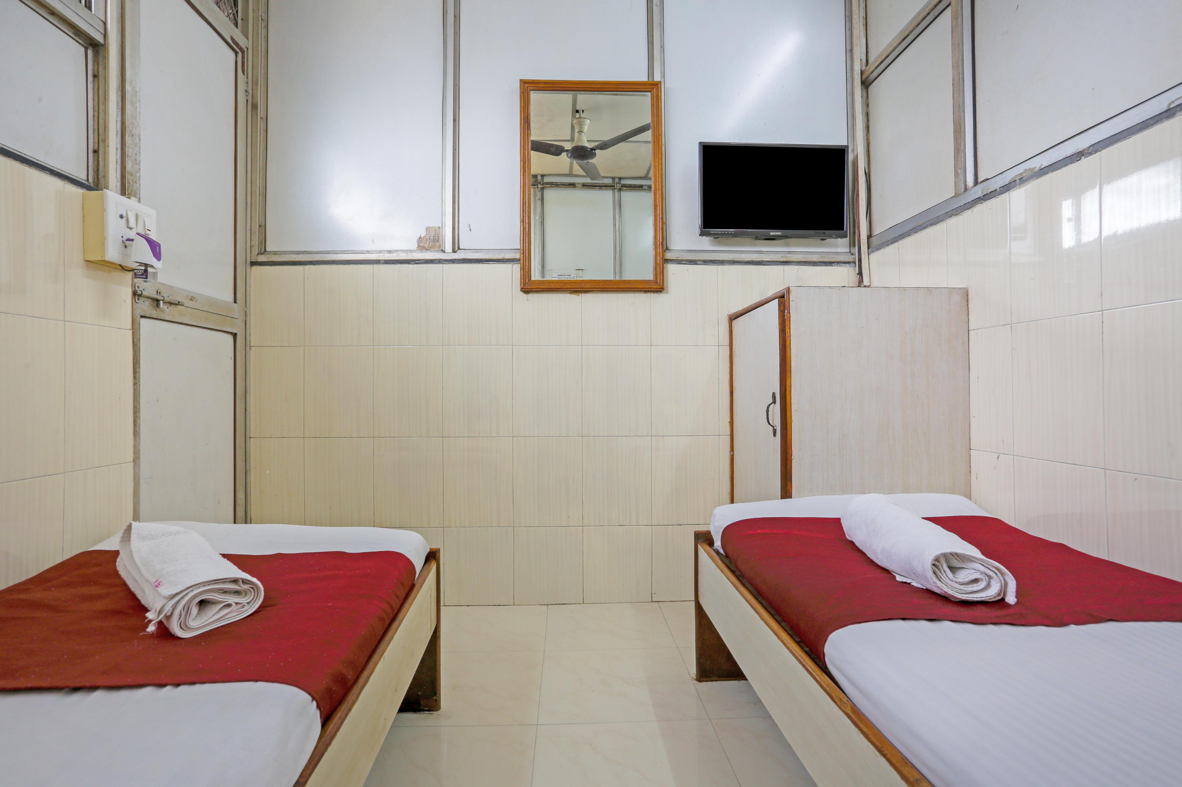 Golden Plaza Room Type - Deluxe Non Ac Room
