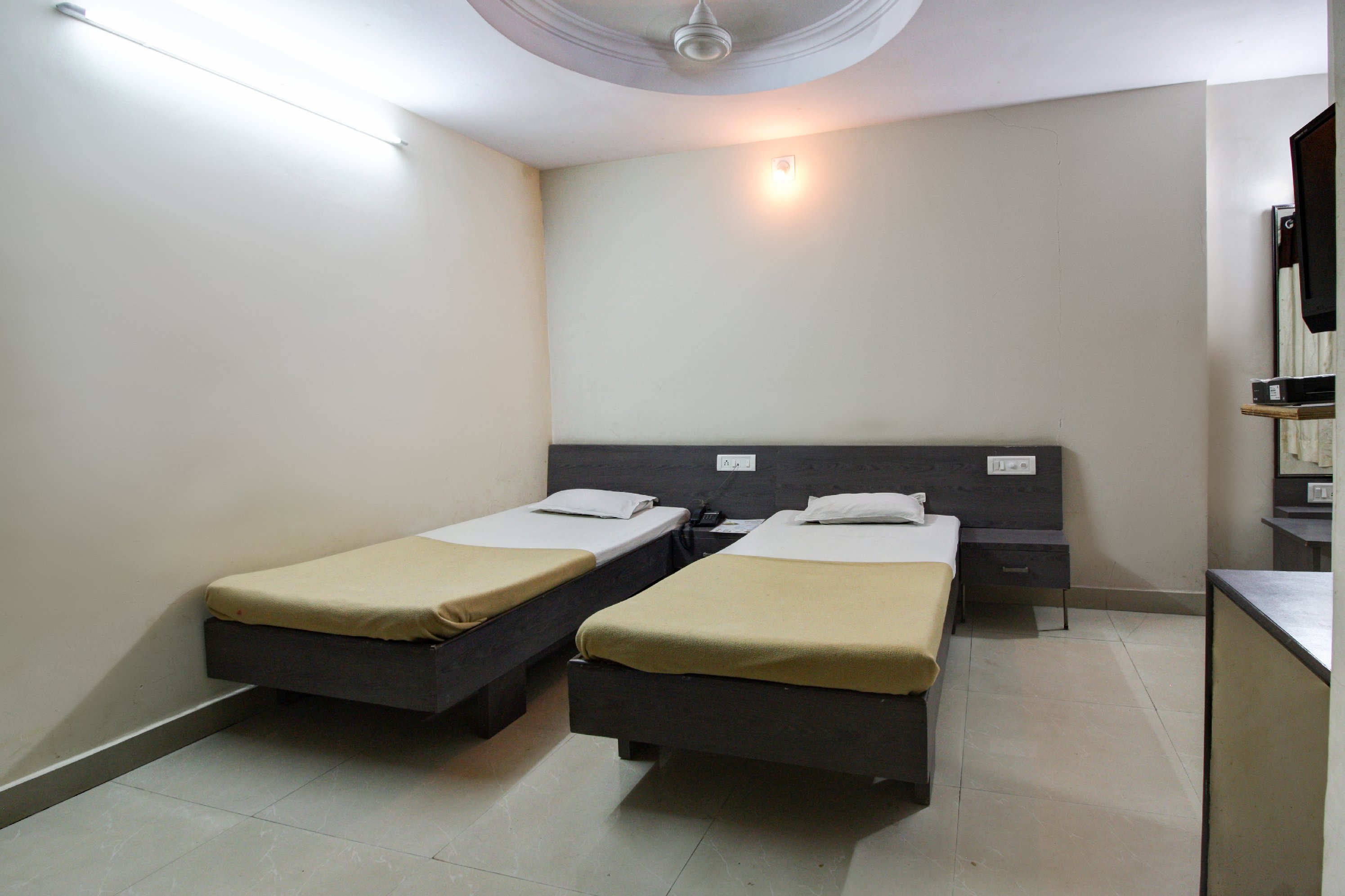 Hotel Anand Inn - Tap to explore photos