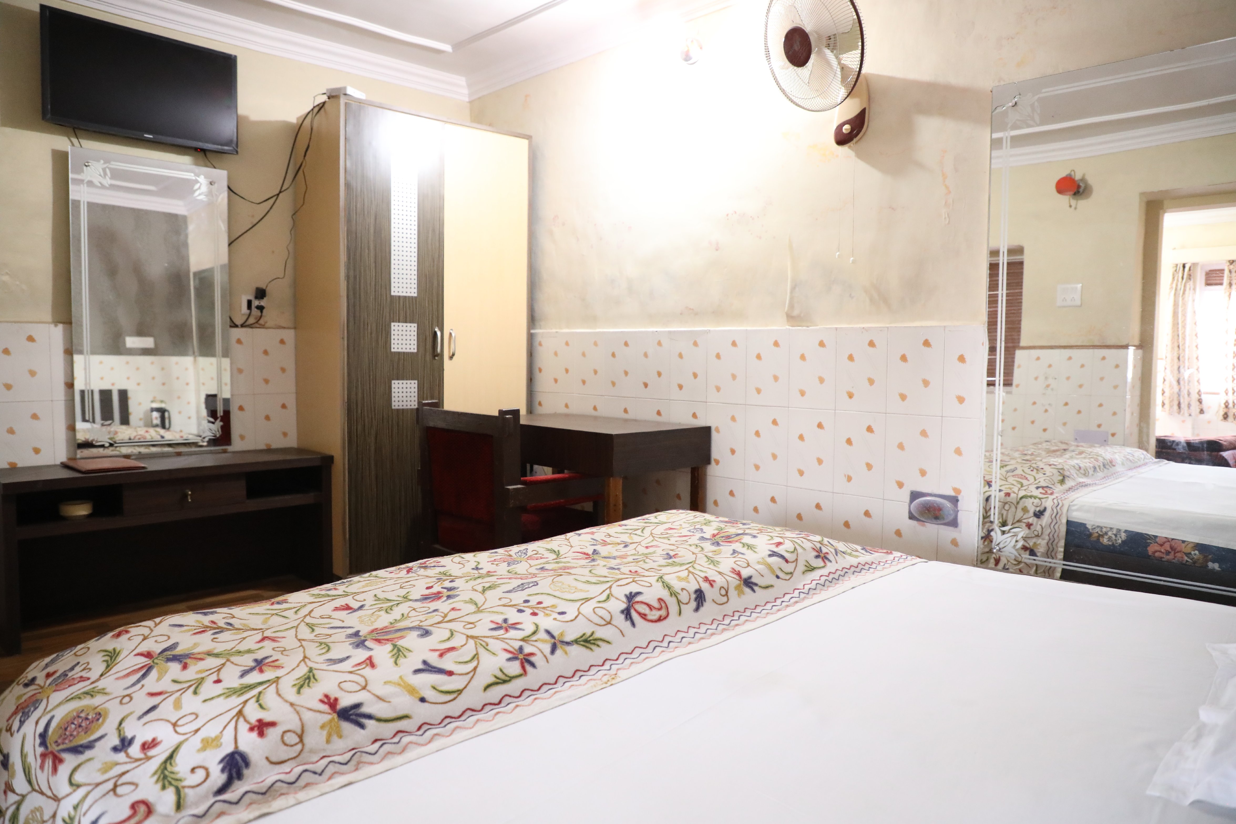 Hotel Moon and Restaurant Room Type - Deluxe Double Bedded Room