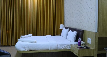 Hotel Embassy International. Room Type - Embassy  Suite