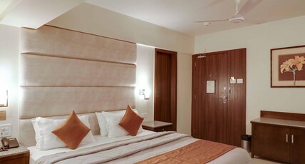 Hotel Centra Room Type - River view King Suite with Bathtub Hotel Centra Room Type - River view King Suite with Bathtub